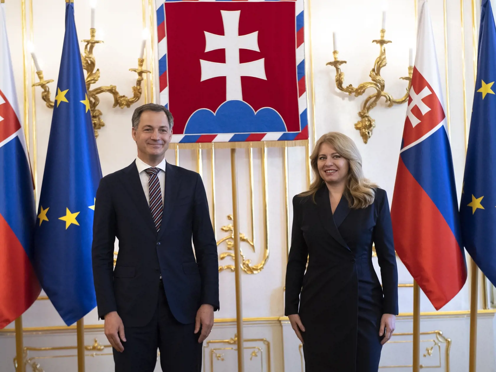 Na snímke vpravo prezidentka SR Zuzana Čaputová a vľavo predseda vlády Belgického kráľovstva Alexander De Croo počas stretnutia v Prezidentskom paláci 11. apríla 2022 v Bratislave. FOTO TASR - Pavel Neubauer
