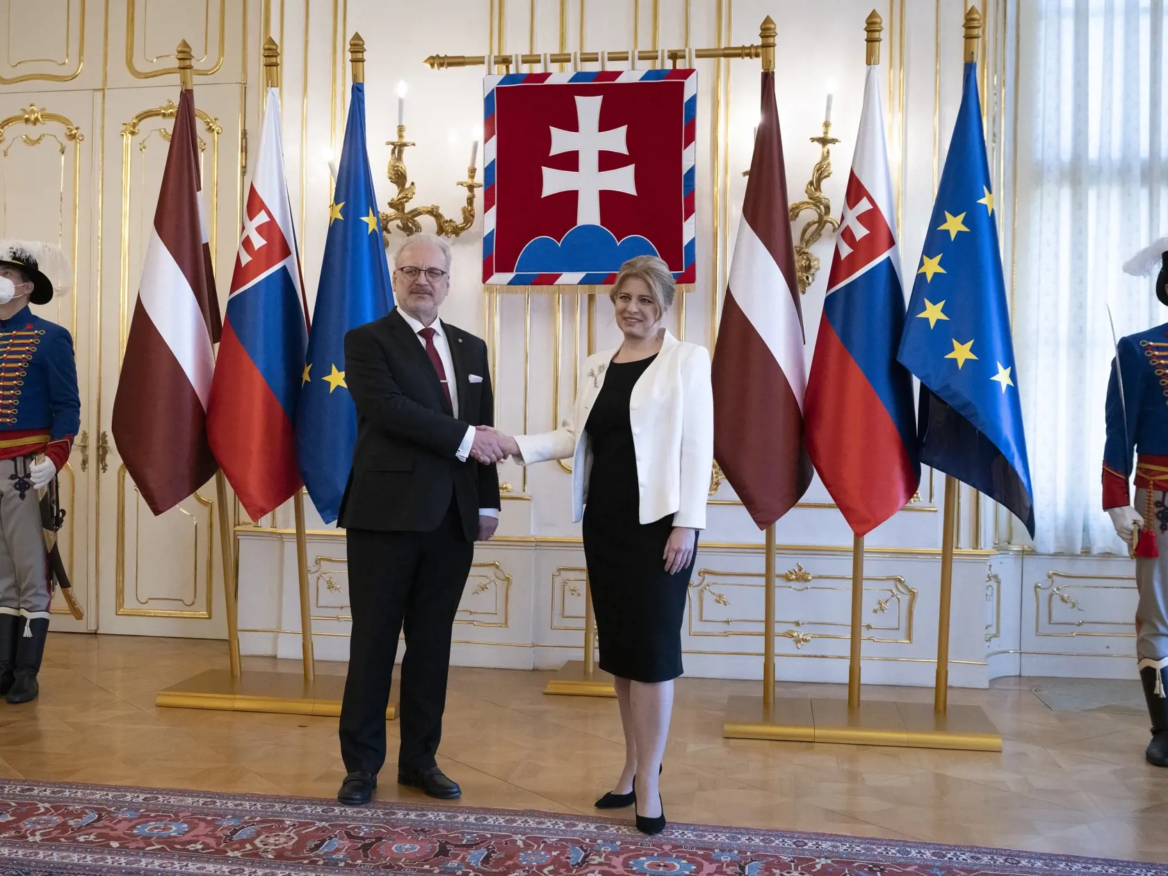 Na snímke prezidentka SR Zuzana Čaputová a lotyšský prezident Egils Levits počas prijatia v Prezidentskom paláci 28. marca 2022 v Bratislave. FOTO TASR - Pavel Neubauer



 
