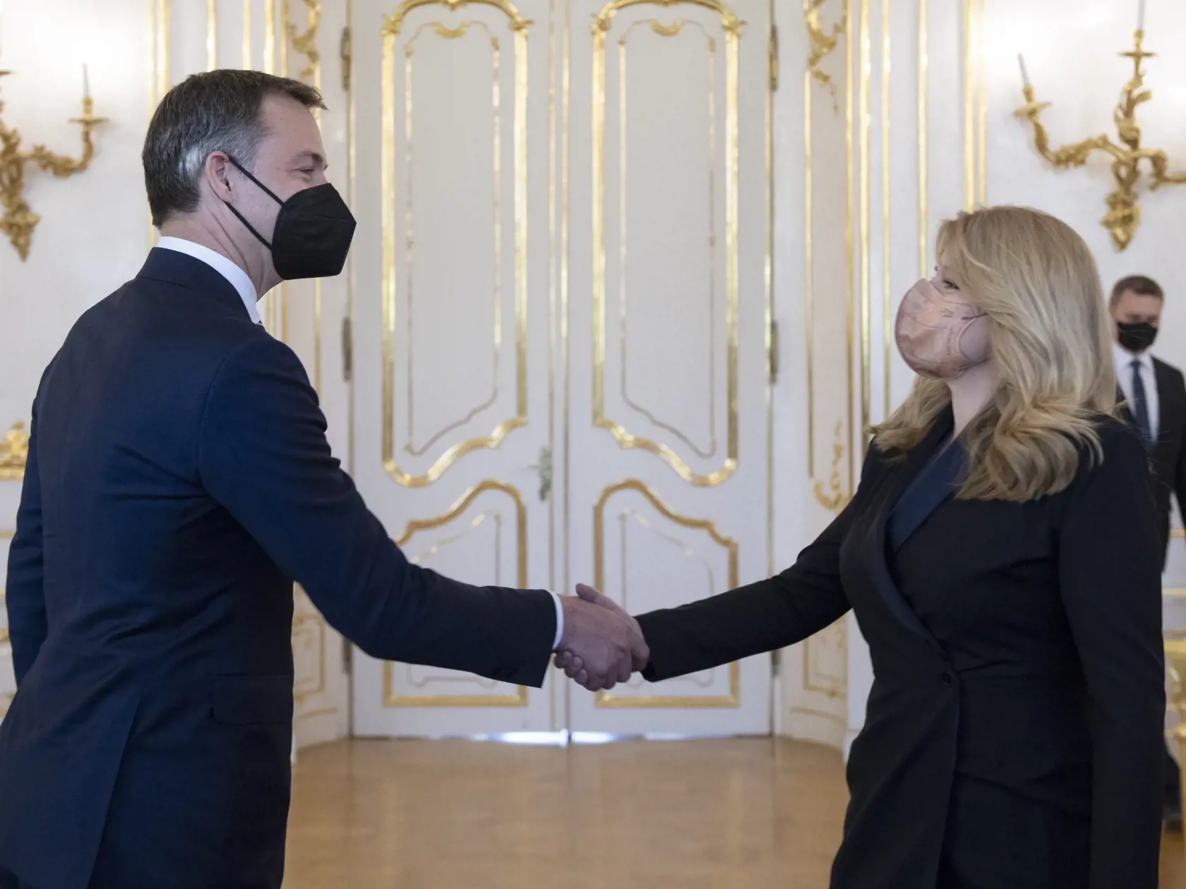 Na snímke vpravo prezidentka SR Zuzana Čaputová a vľavo predseda vlády Belgického kráľovstva Alexander De Croo počas stretnutia v Prezidentskom paláci 11. apríla 2022 v Bratislave. FOTO TASR - Pavel Neubauer
