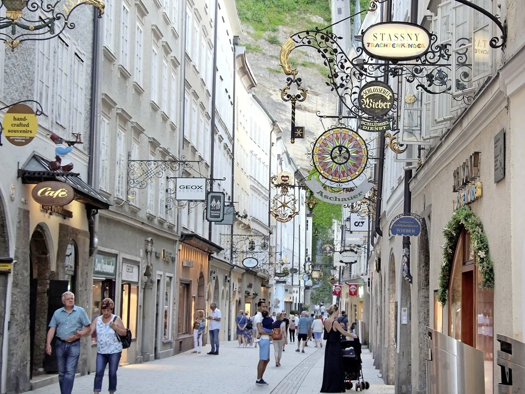 Najznámejšia nákupná ulica Getreidegasse v centre  starého Salzburgu.