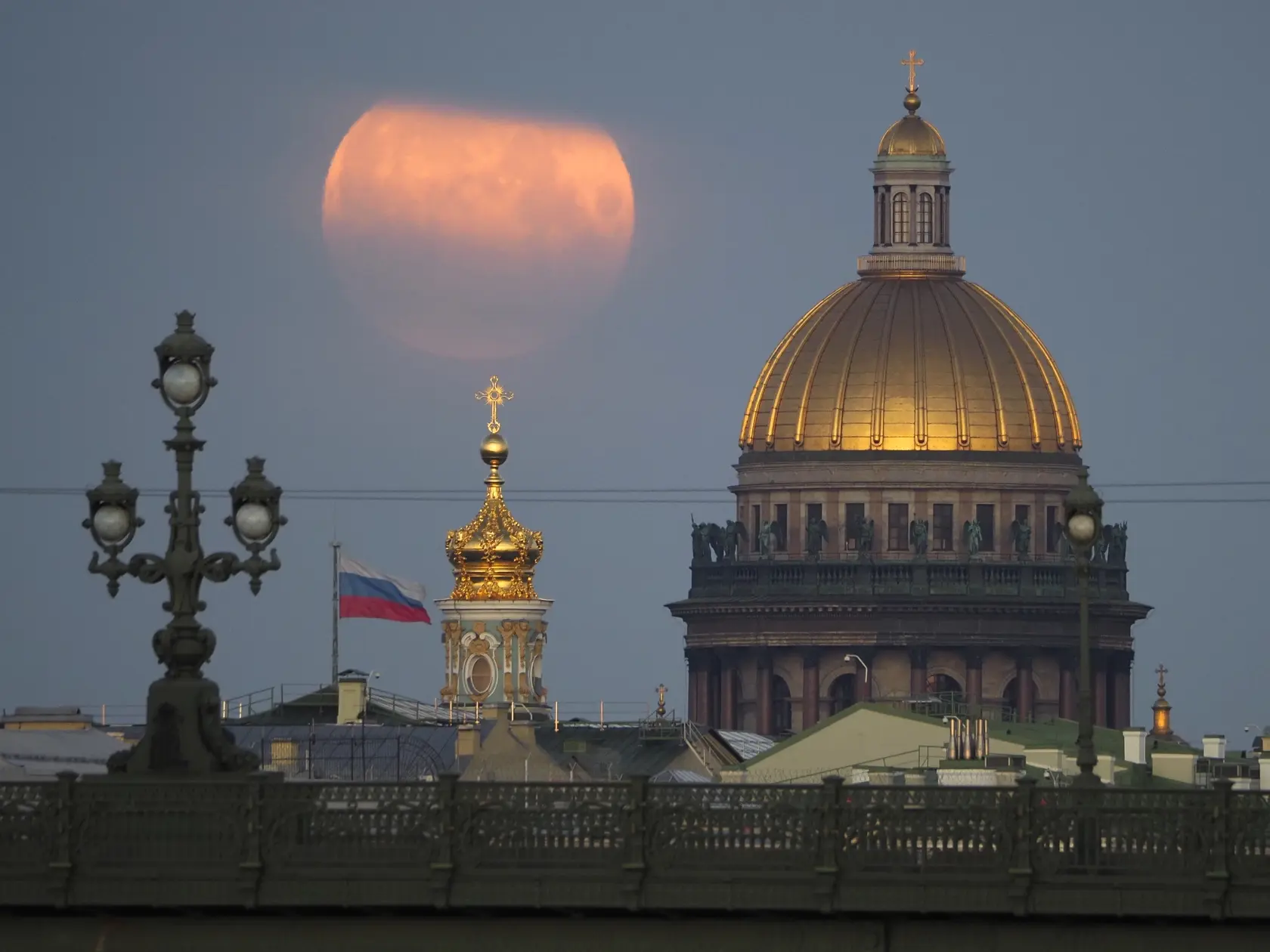 WA 6 Petrohrad - Spln Mesiaca nad Chrámom sv. Izáka v Petrohrade 6. júna 2020. FOTO TASR/AP 

The full moon sets in the clouds over the St. Isaac's Cathedral in St. Petersburg, Russia, Saturday, June 6, 2020. (AP Photo/Dmitri Lovetsky)