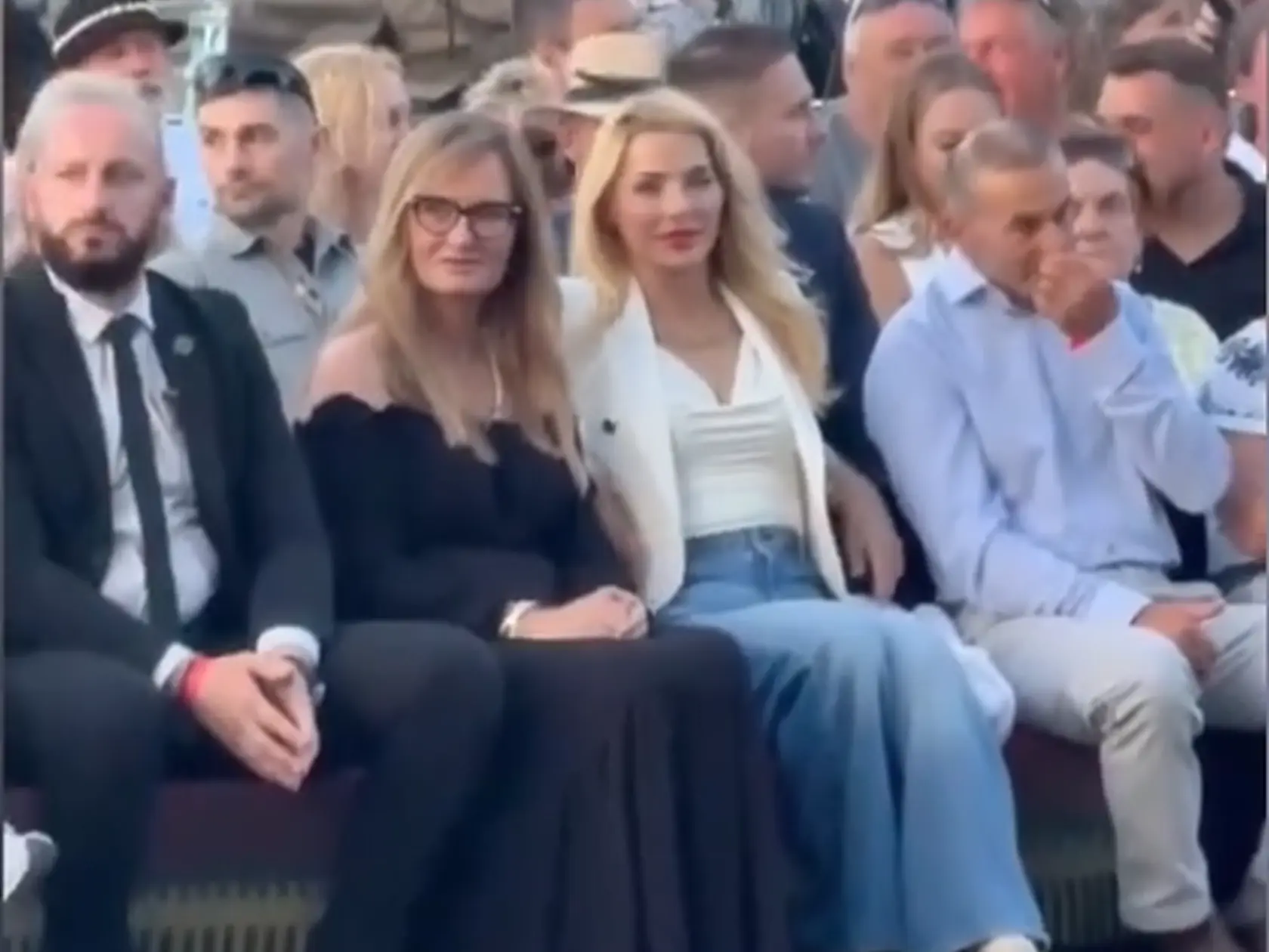 Výraz Martiny Šimkovičovej po tom, ako ju vypískal celý dav na festivale Ministerka Šimkovičová na festivale vo Východnej. Vybrala si biely top s modrými džínsami..