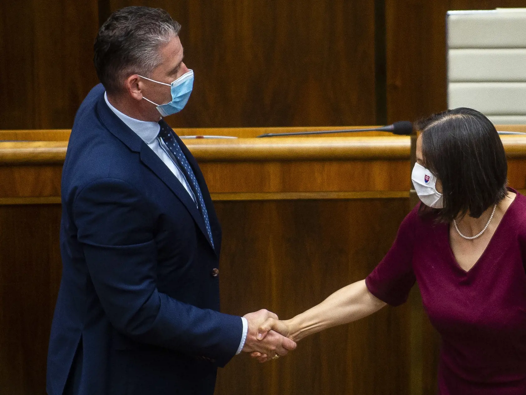 Minister vnútra Roman Mikulec (OĽANO) ostáva vo funkcii. Poslanci Národnej rady (NR) SR ho v stredu na mimoriadnej schôdzi neodvolali. Mikulca podporilo zo 153 prítomných celkovo 72 poslancov, ktorí boli proti opozičnému návrhu. Na snímke zľava minister vnútra SR Roman Mikulec (OĽaNO) a ministerka spravodlivosti SR Mária Kolíková (Za ľudí) po hlasovaní 16. júna 2021.