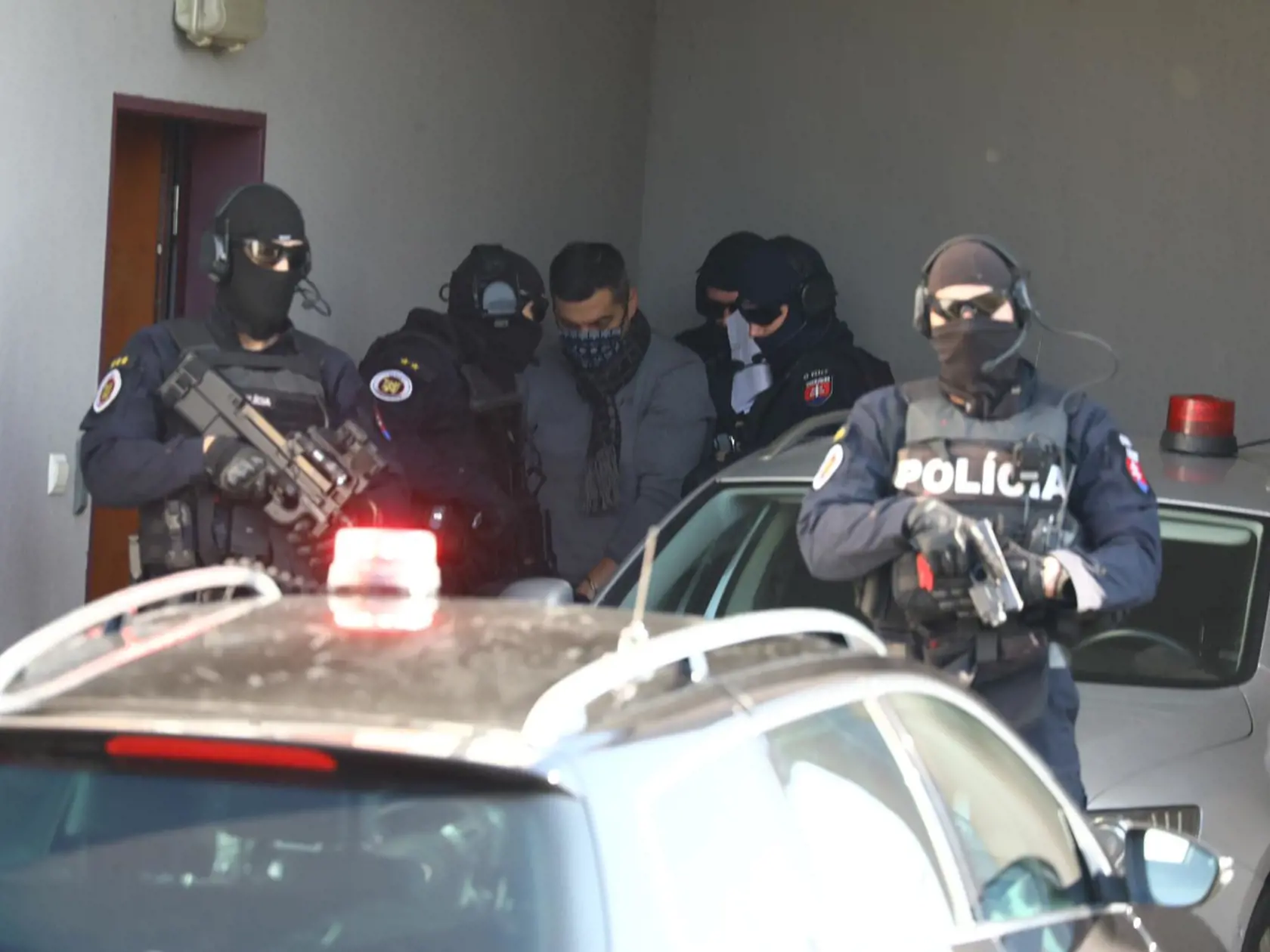 Zábery spred ŠTS v Pezinku, kam začali zvážať bývalých policajných funkcionárov.