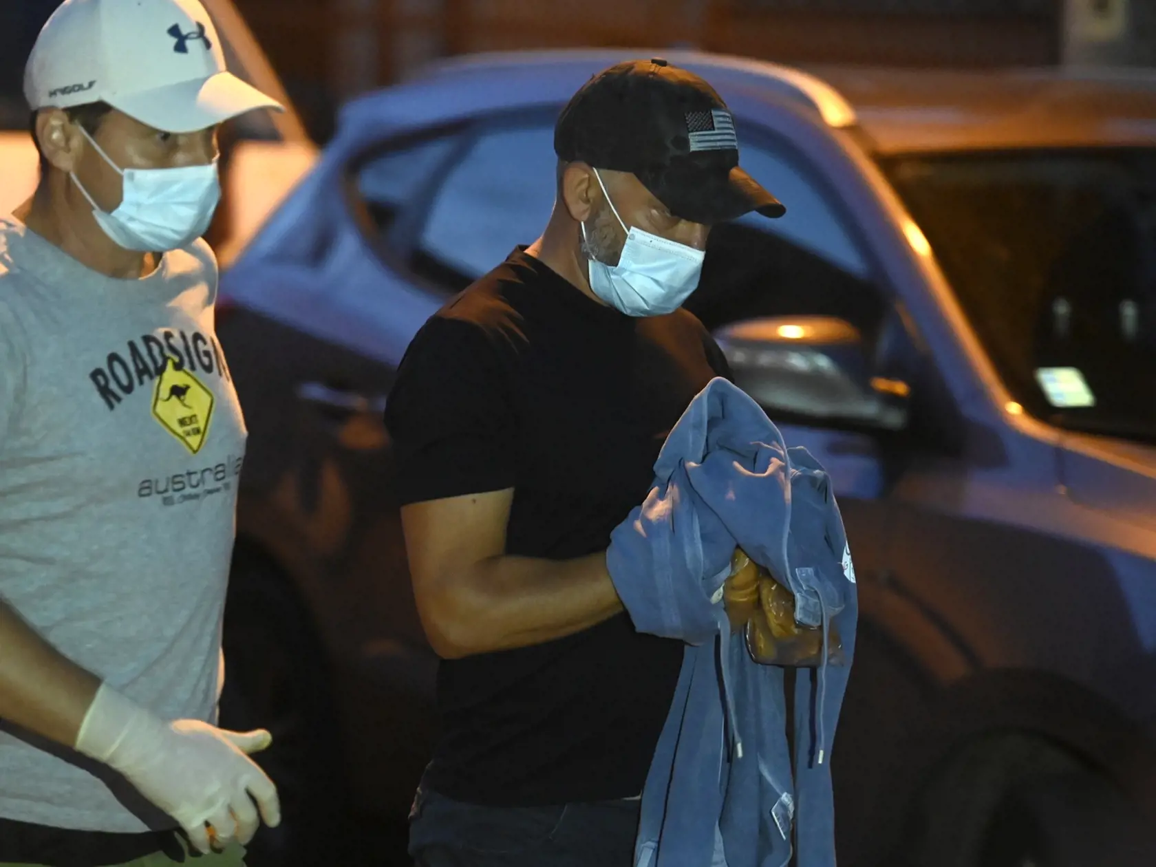 Policajt z Národná kriminálna agentúry (NAKA) odvádza po  domovej prehliadke u bývalého šéfa protikorupčnej jednotky Roberta Krajmera (vpravo) 10. septembra 2020 v Trenčíne.