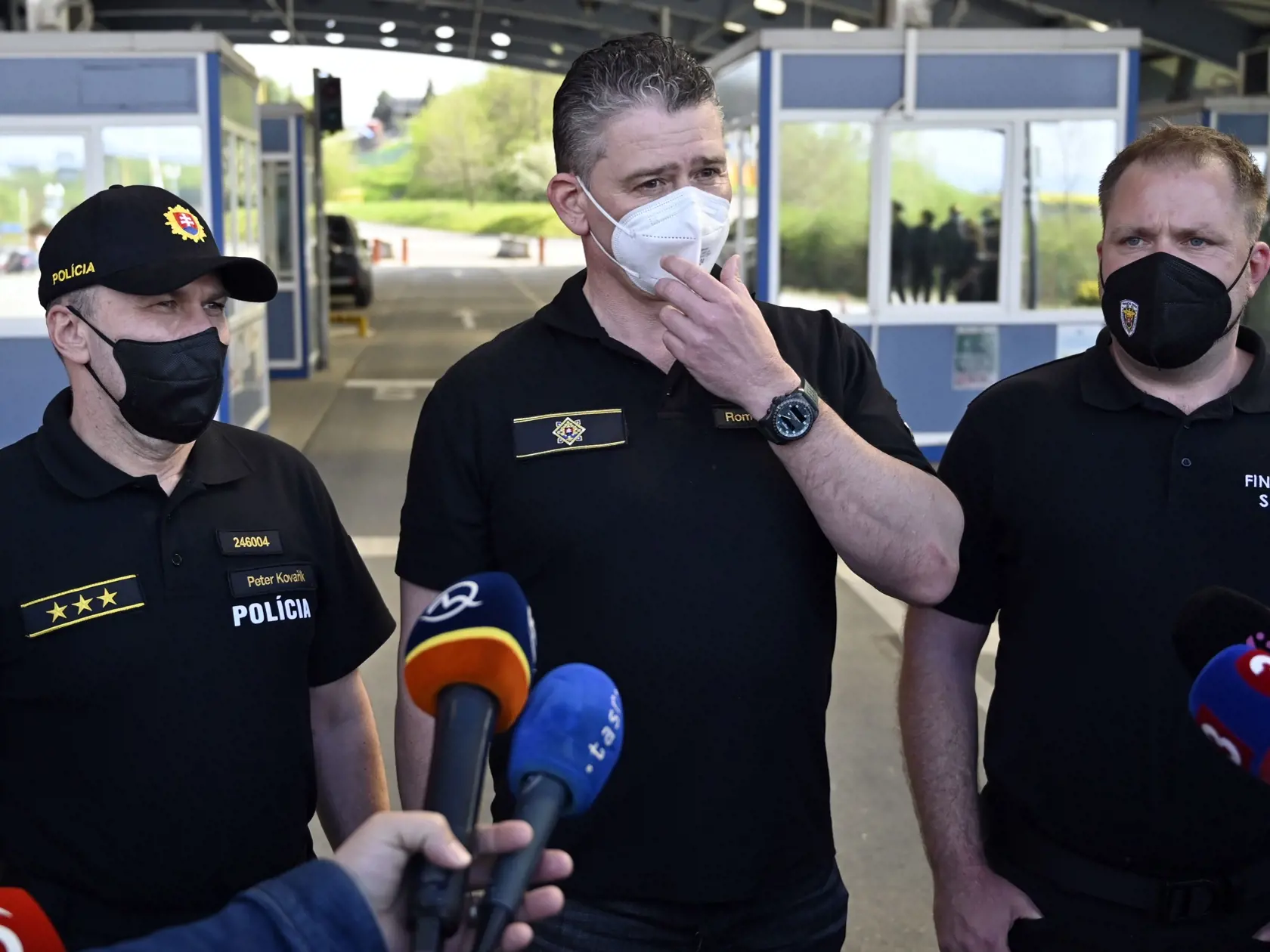 Na snímke zľava prezident Policajného zboru Peter Kovařík, minister vnútra SR Roman Mikulec a prezident Finančnej správy Jiří Žežulka počas brífingu s novinármi na tému Zvýšenie efektivity spolupráce Policajného zboru a Finančnej správy na vonkajšej schengenskej hranici, na hraničnom priechode s Ukrajinou v utorok 4. mája 2021 vo Vyšnom Nemeckom.