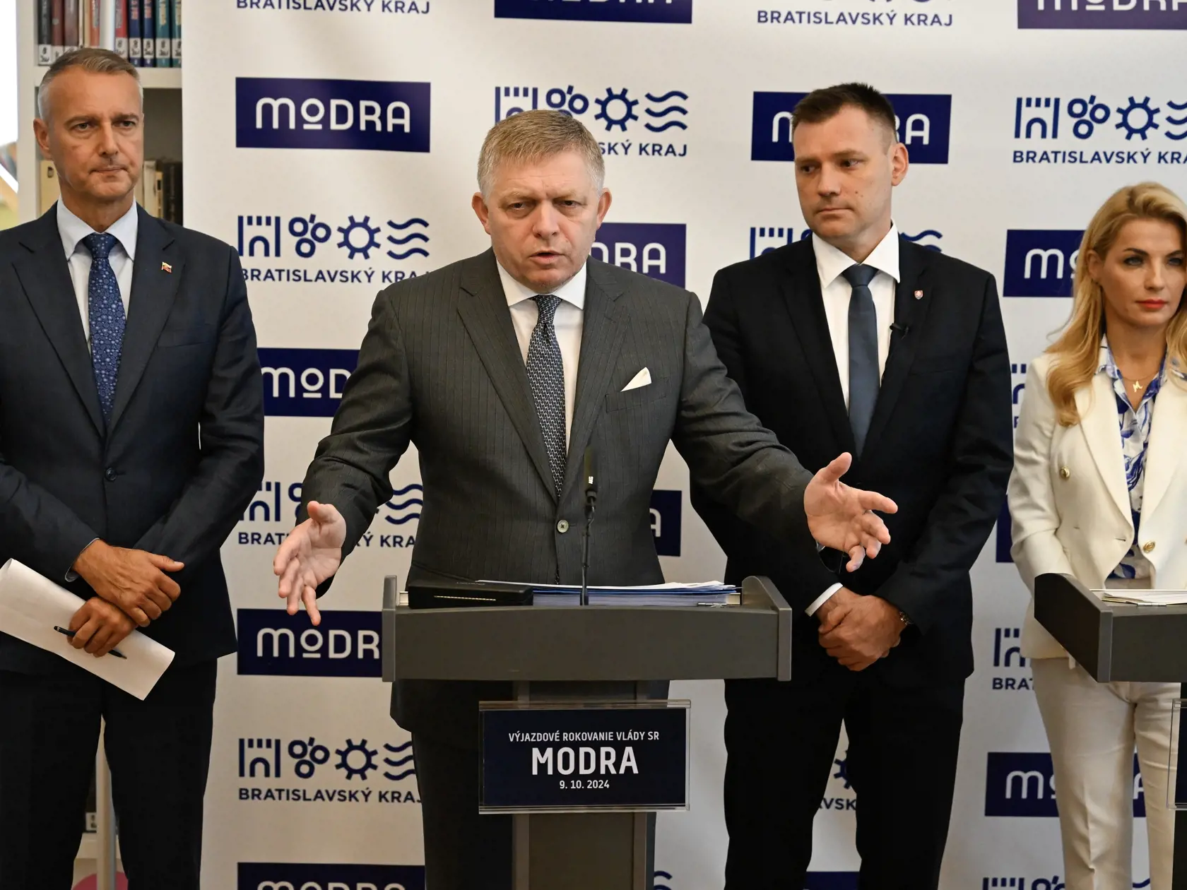 Na snímke sprava ministerka kultúry SR Martina Šimkovičová (nominantka SNS), podpredseda vlády a minister životného prostredia SR Tomáš Taraba (nominant SNS), predseda vlády SR Robert Fico (Smer-SD) a minister investícií, regionálneho rozvoja a informatizácie SR Richard Raši (Hlas-SD) po výjazdovom rokovaní vlády SR 9. októbra 2024 v Modre. FOTO TASR - Pavel Neubauer