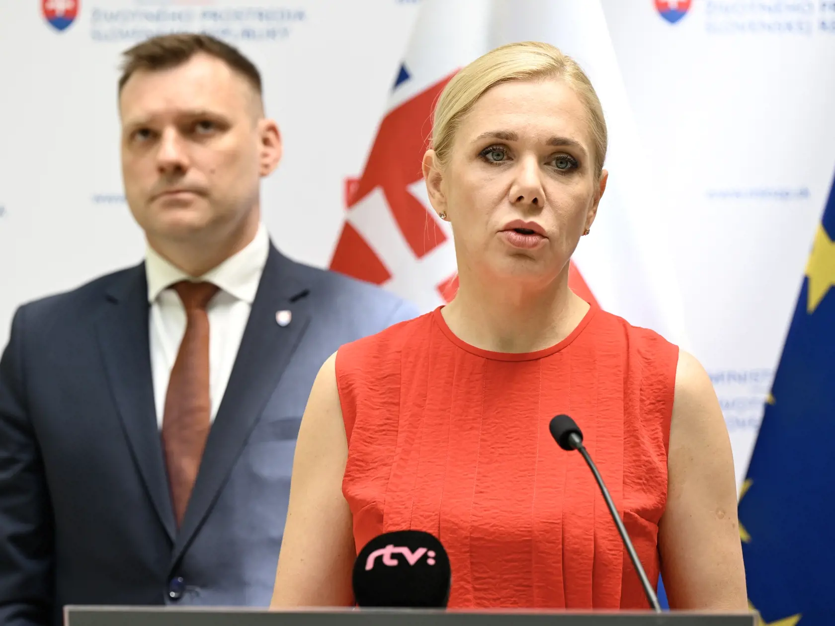 Na snímke sprava podpredsedníčka vlády a ministerka hospodárstva SR Denisa Saková (Hlas-SD) a podpredseda vlády a minister životného prostredia SR Tomáš Taraba (nominant SNS) počas brífingu na tému "Viac peňazí pre slovenský priemysel" v priestoroch Ministerstva životného prostredia SR 25. júna 2024 v Bratislave. FOTO TASR - Pavel Neubauer

