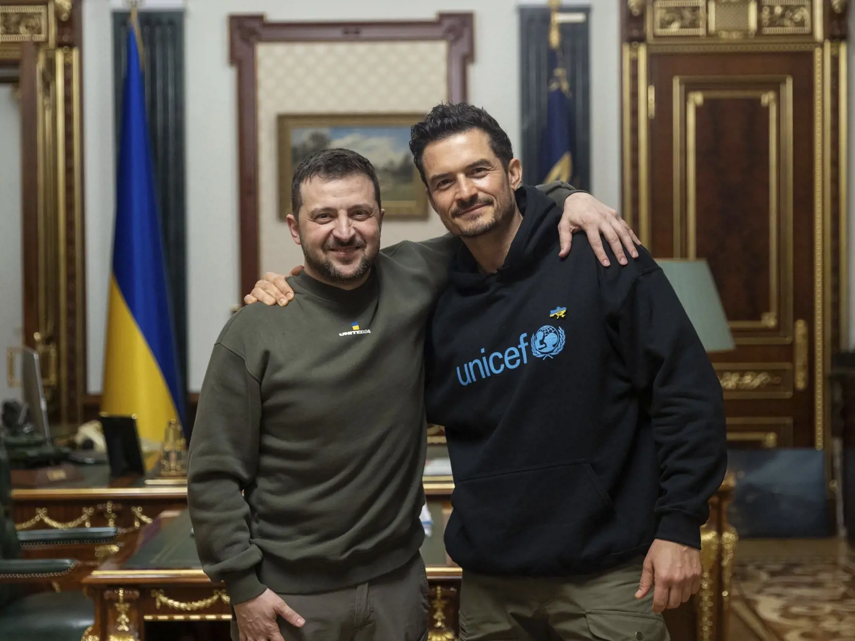Ukrajinský prezident Volodymyr Zelenskyj (vľavo) a britský herec Orlando Bloom počas stretnutia v Kyjeve 26. marca 2023.  Britský herec Orlando Bloom sa v nedeľu v Kyjeve stretol s ukrajinským prezidentom Volodymyrom Zelenským. Rokovali spolu o otázkach ochrany ukrajinských detí traumatizovaných ruskou vojenskou inváziou. FOTO TASR/AP