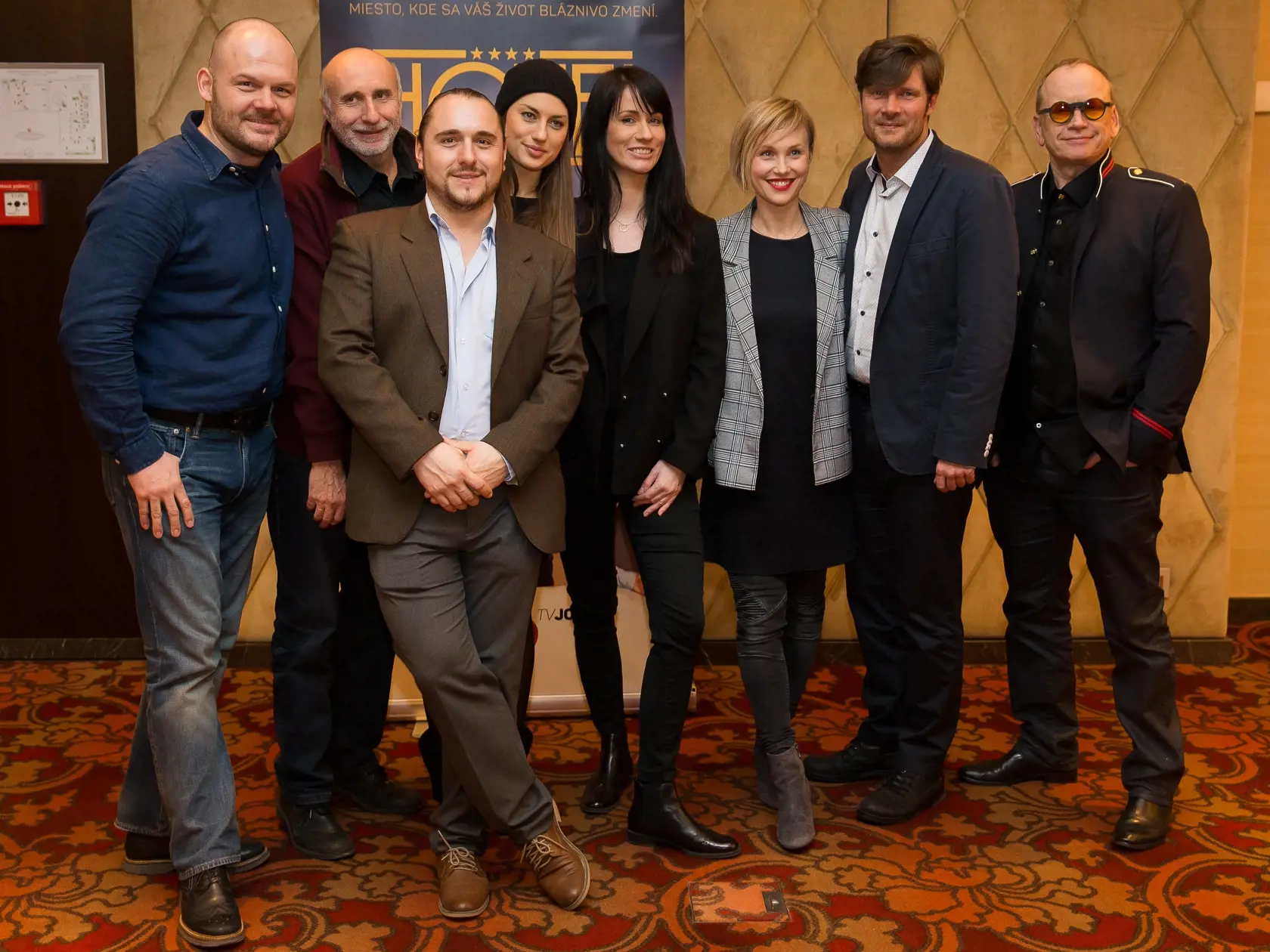 Premiéra televízneho seriálu Hotel z produkcie televízie JOJ v jednom z Bratislavkých luxuných hotelov. Na snímke Michal Kollár, Peter Šimun, Martin Meľo, Natália Germani, Vlastina Svátková, Milo Kráľ a Juraj Ďurdiak.