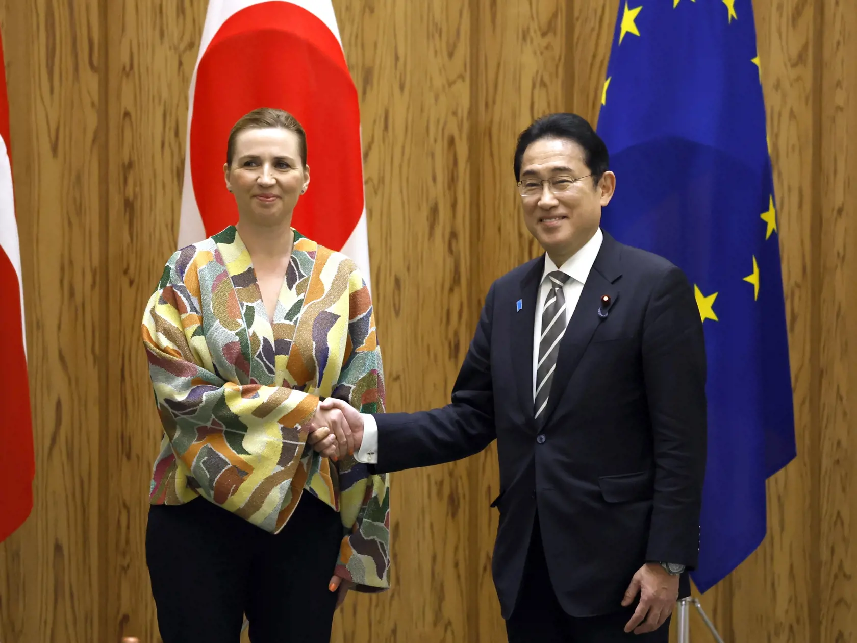 Na snímke zľava dánska premiérka Mette Frederiksenová a japonský premiér Fumio Kišida počas stretnutia v Tokiu 25. októbra 2023.