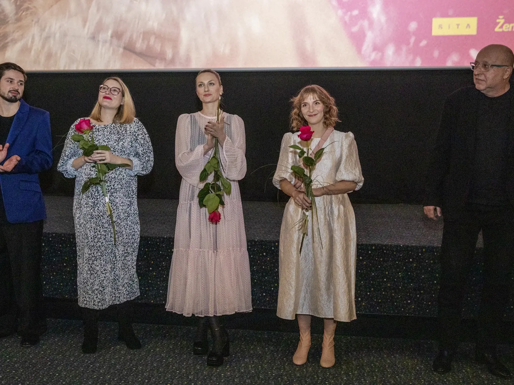 Herečka Natália Germáni (v strede) na premiére filmu Jej telo.