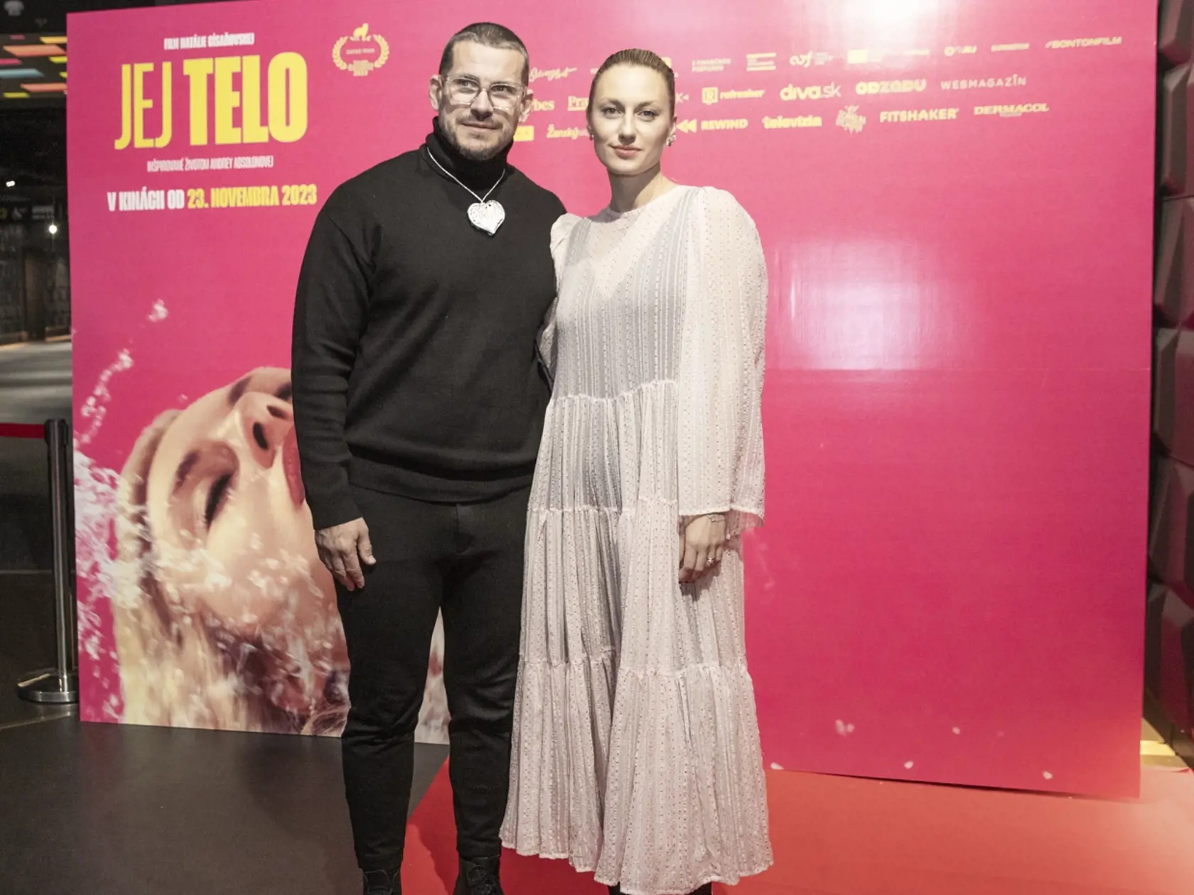 Herečka Natália Germáni s manželom Martinom Valihorom na premiére filmu Jej telo.
