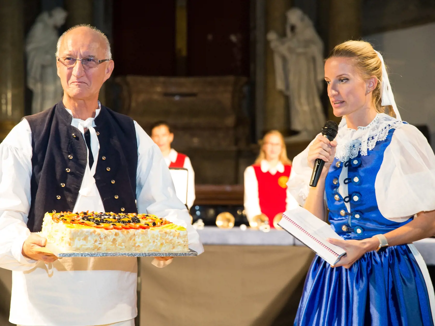 Spisovateľ Jozef Banáš krstil svoju knihu o Milanovi Rastislavovi Štefánikovi v kostole Klarisiek v Bratislave. Na snímke Jozef Banáš a Adela Vinczeová.