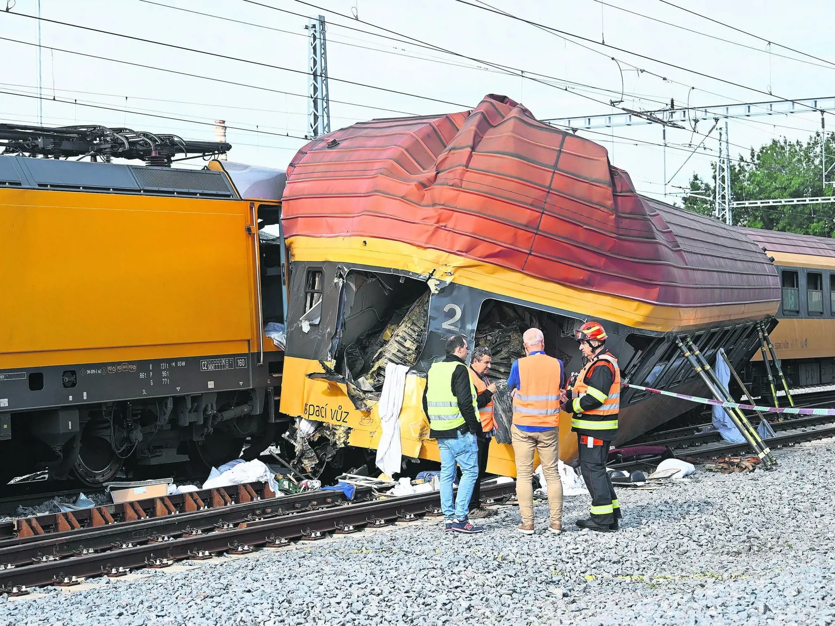 V Pardubiciach sa zrazil rýchlik s nákladným vlakom, zomreli 4 ľudia.