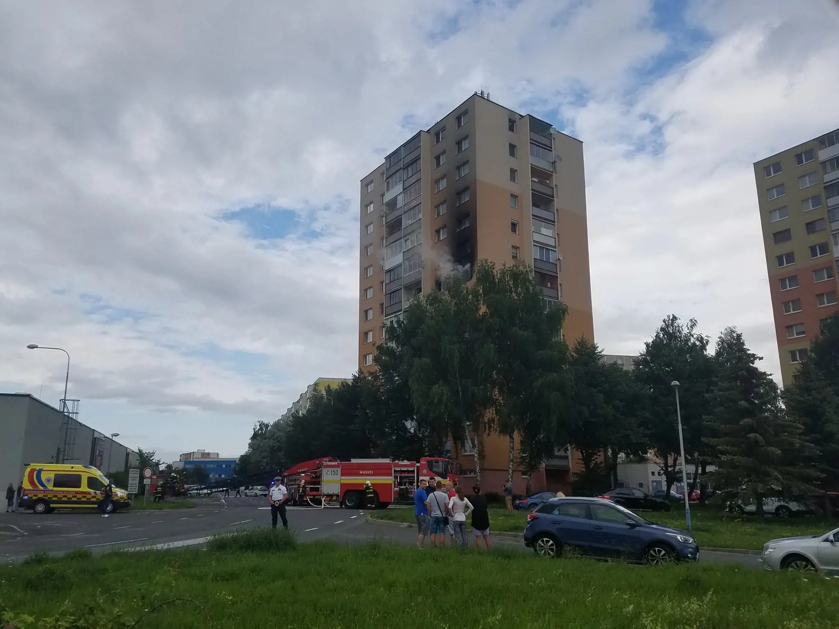 Oheň sa podarilo hasičom rýchlo dostať pod kontrolu.