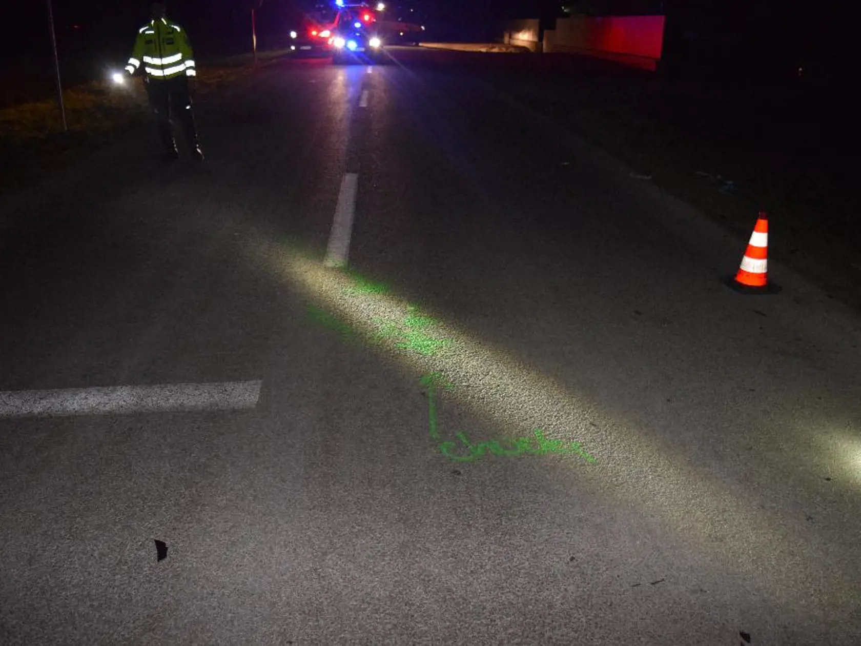 Obeťou nebezpečnej jazdy mladých ľudí sa tento raz stal 45-ročný Braňo Hvorečný z Bytče. O udalosti, ktorá sa stala 28. januára o 22:45 hod. na ceste III/2004 v smere jazdy od Bytče do Predmiera (okr. Bytča), okamžite informovala polícia žilinského kraja.