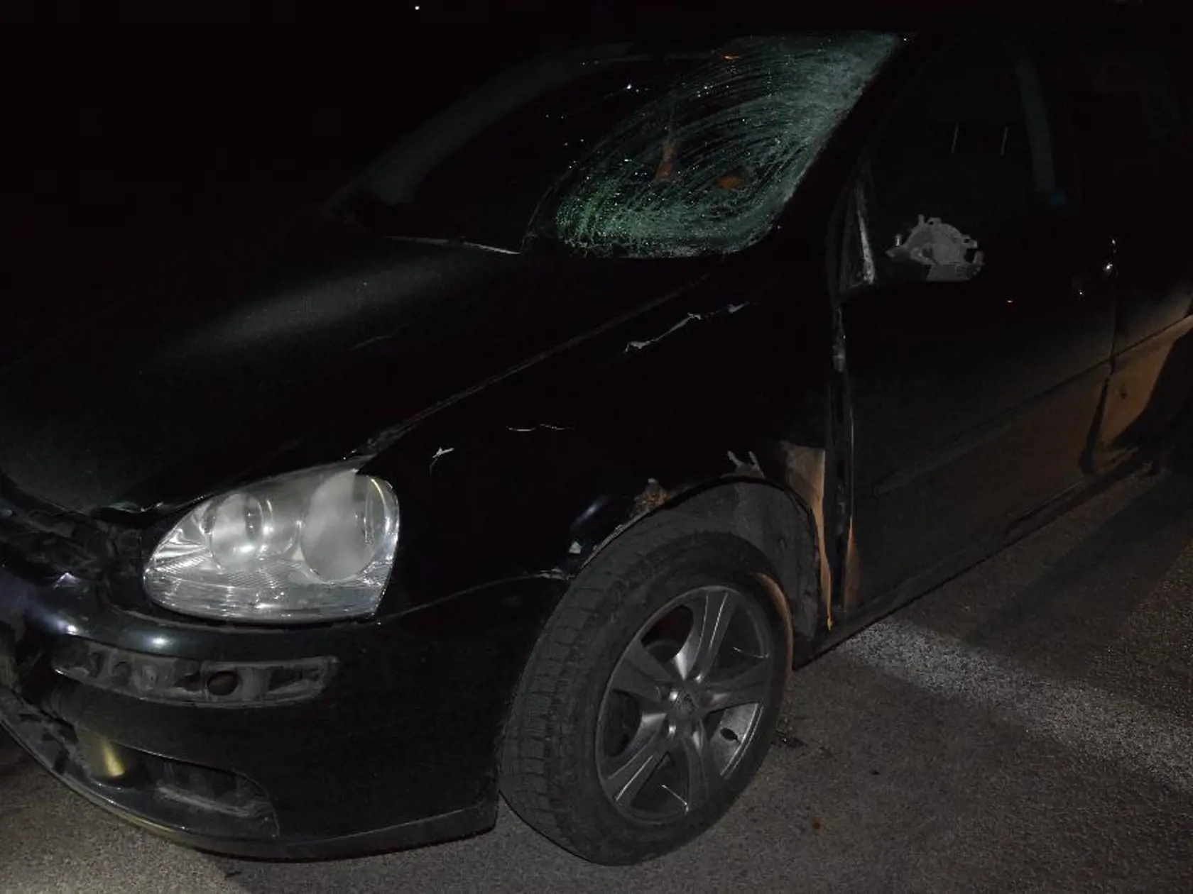 Obeťou nebezpečnej jazdy mladých ľudí sa tento raz stal 45-ročný Braňo Hvorečný z Bytče. O udalosti, ktorá sa stala 28. januára o 22:45 hod. na ceste III/2004 v smere jazdy od Bytče do Predmiera (okr. Bytča), okamžite informovala polícia žilinského kraja.