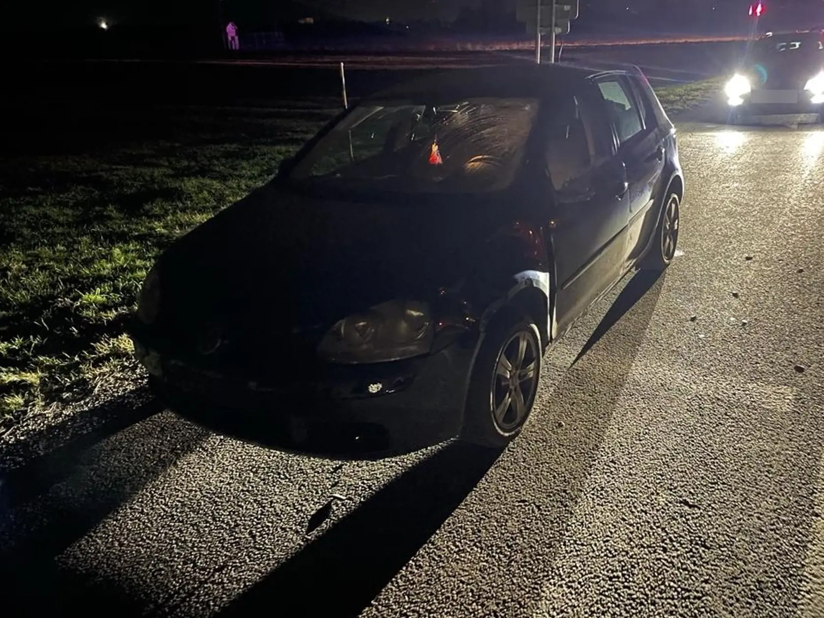 “Vodič na osobnom aute  mal pri predchádzaní druhého osobného auta prejsť do ľavého jazdného pruhu, kde z doposiaľ presne nezistených príčin došlo ku stretu s chodcom. 45-ročný chodec utrpel zranenia, ktorým, žiaľ,  na mieste podľahol,” uviedla polícia.