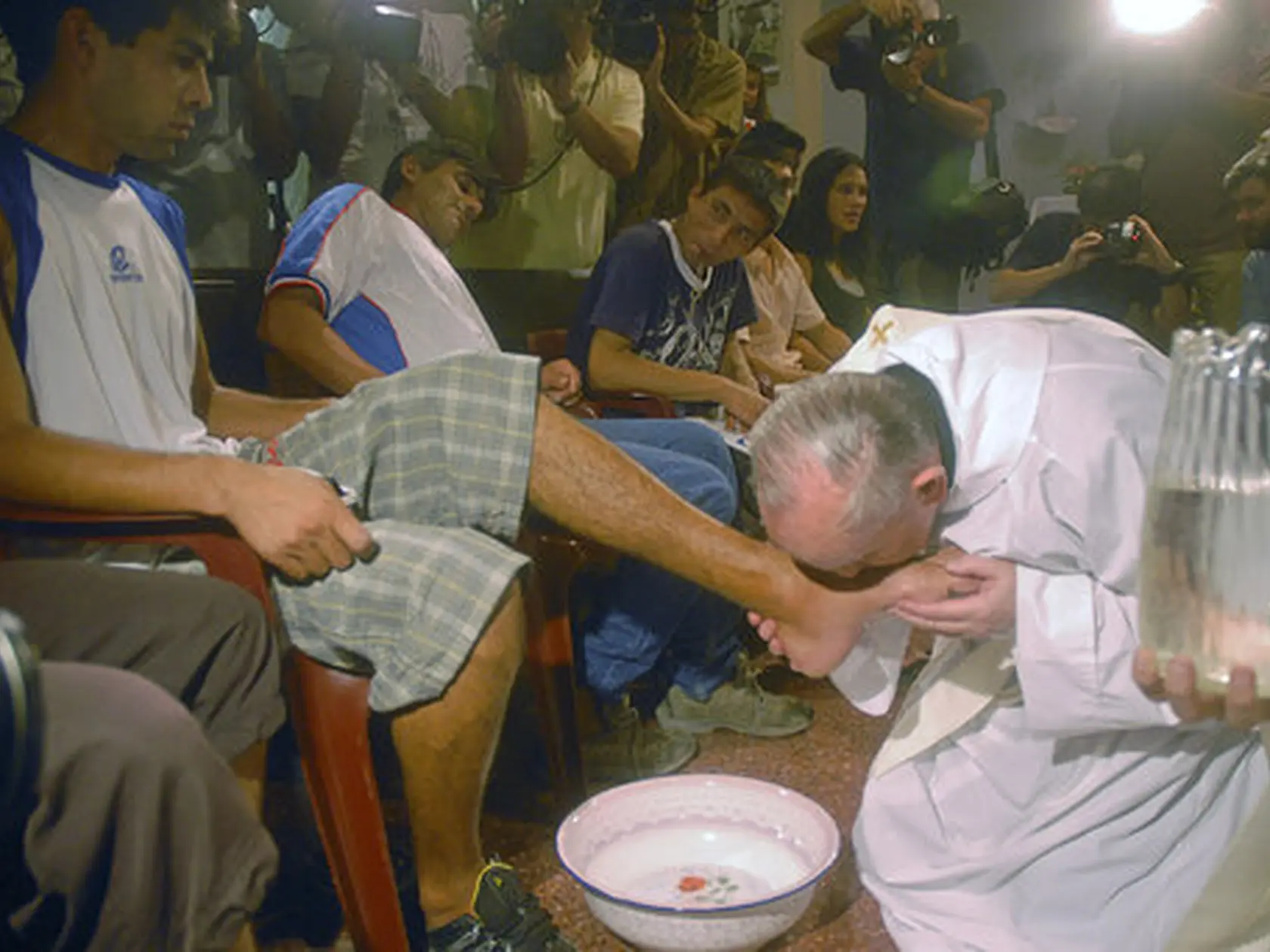 AZ36 archív Buenos Aires - Na archívnej snímke z 20. marca 2008 argentínsky kardinál Jorge Mario Bergoglio (vpravo) bozkáva nohu muža počas omše s mladými ľuďmi, ktorí sa snažia prekonať drogovú závislosť v argentínskom Buenos Aires. Pápež František zomrel vo veku 88 rokov len deň po tom, čo počas Veľkonočnej nedele 20. apríla 2025 udelil tradičné požehnanie Urbi et orbi (mestu Rím a svetu) a následne sa previezol po Svätopeterskom námestí v papamobile. Františka pred necelým mesiacom prepustili z Gemelliho nemocnice v Ríme do domácej liečby v jeho rezidencii vo Vatikáne. Osemdesiatosemročného pápeža hospitalizovali 14. februára 2025 s bronchitídou, ktorá neskôr prerástla do obojstranného zápalu pľúc. Pápež prekonal viacero respiračných kríz a krvné testy vo februári zistili „počiatočné zlyhanie obličiek“. FOTO TASR

FILE - Argentina's cardinal Jorge Mario Bergoglio, right, kisses the foot of Cristian Marcelo Reynoso during a Mass with youth trying to overcome drug addictions in Buenos Aires, Argentina, Thursday, March 20, 2008.  (AP Photo)