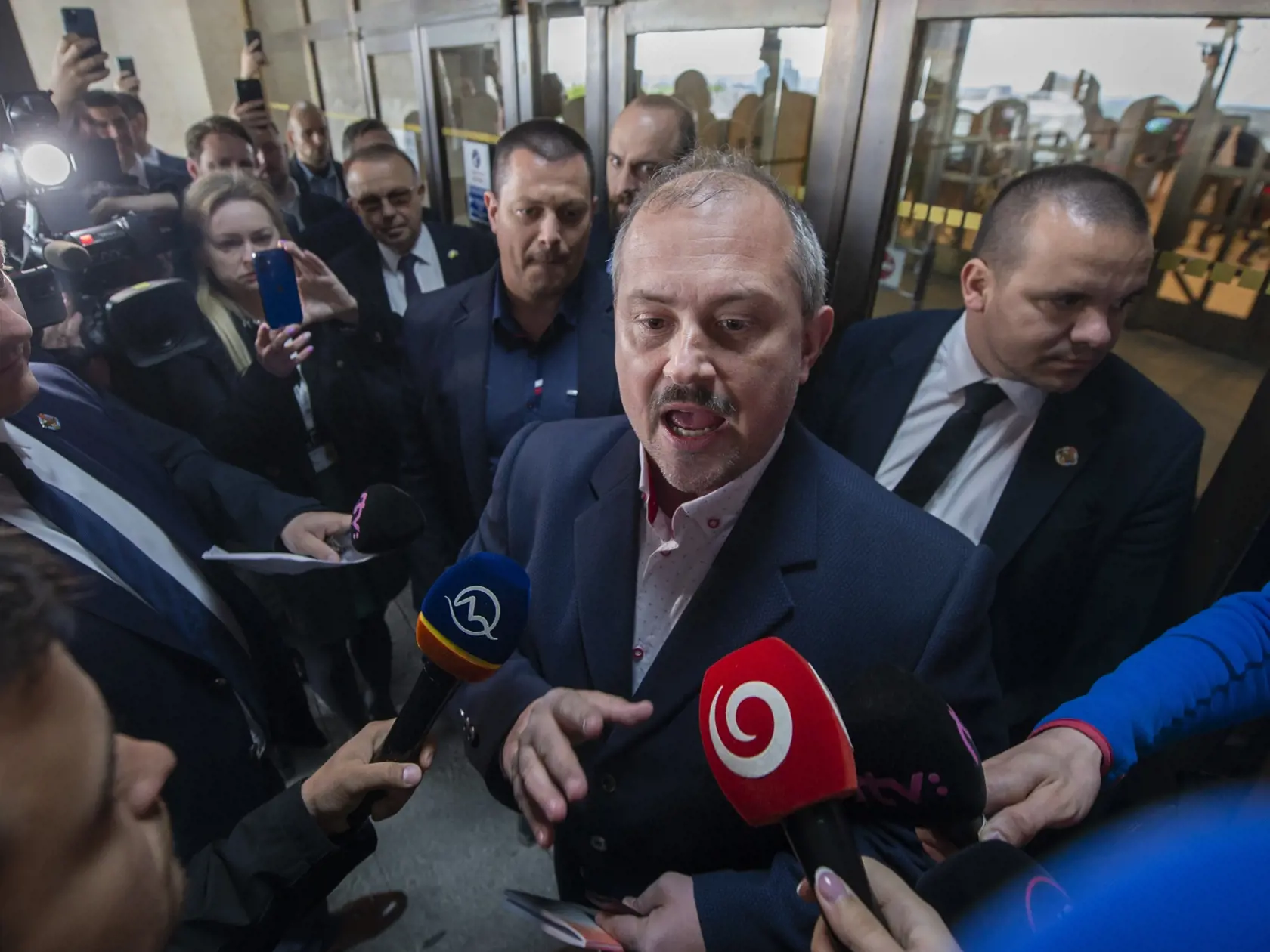 Na snímke bývalý poslanec Národnej rady SR (NR SR) a predseda ĽSNS Marian Kotleba sa snaží dostať do budovy parlamentu s poslaneckým preukazom.