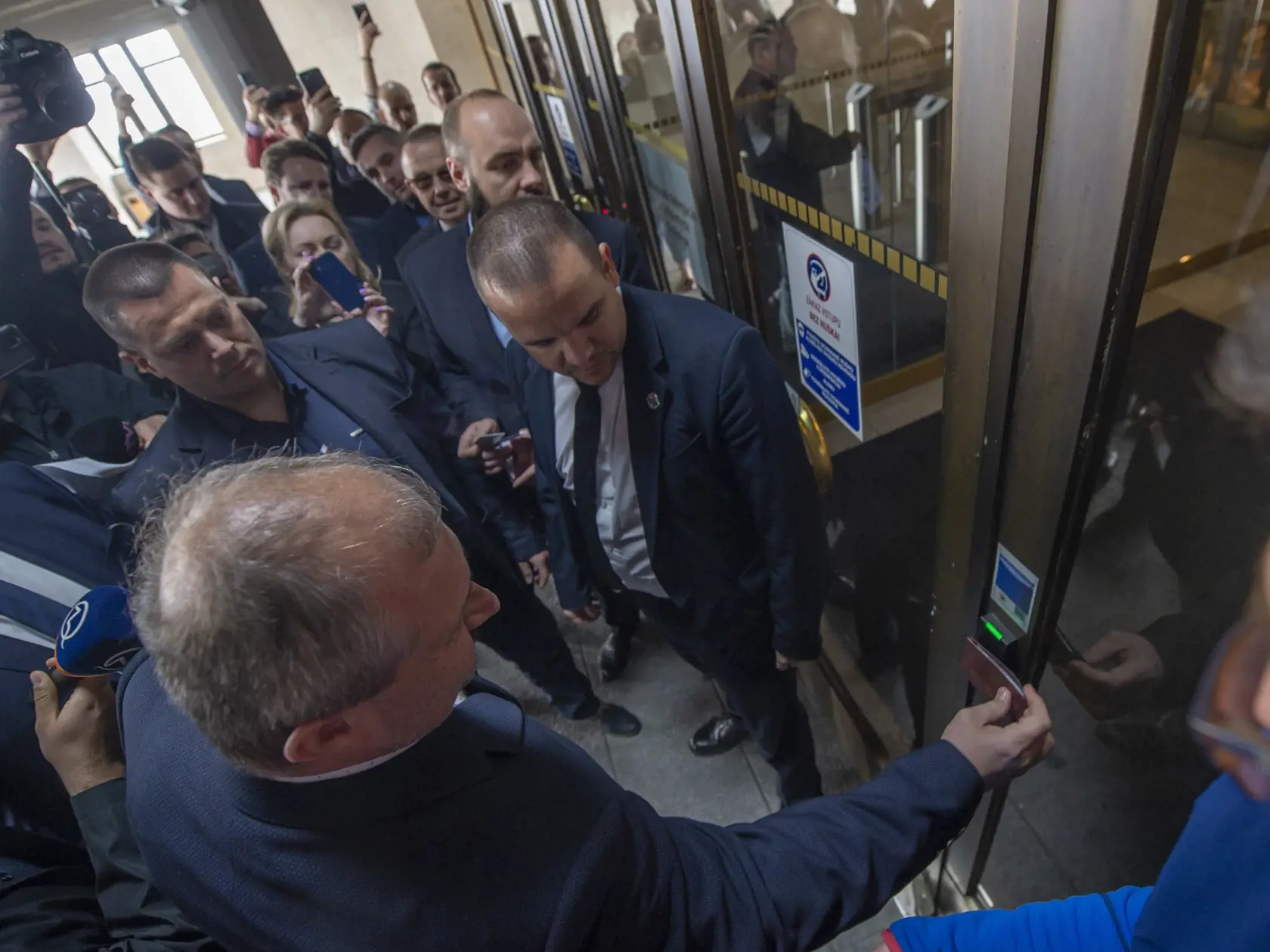 Na snímke bývalý poslanec Národnej rady SR (NR SR) a predseda ĽSNS Marian Kotleba sa snaží dostať do budovy parlamentu s poslaneckým preukazom.