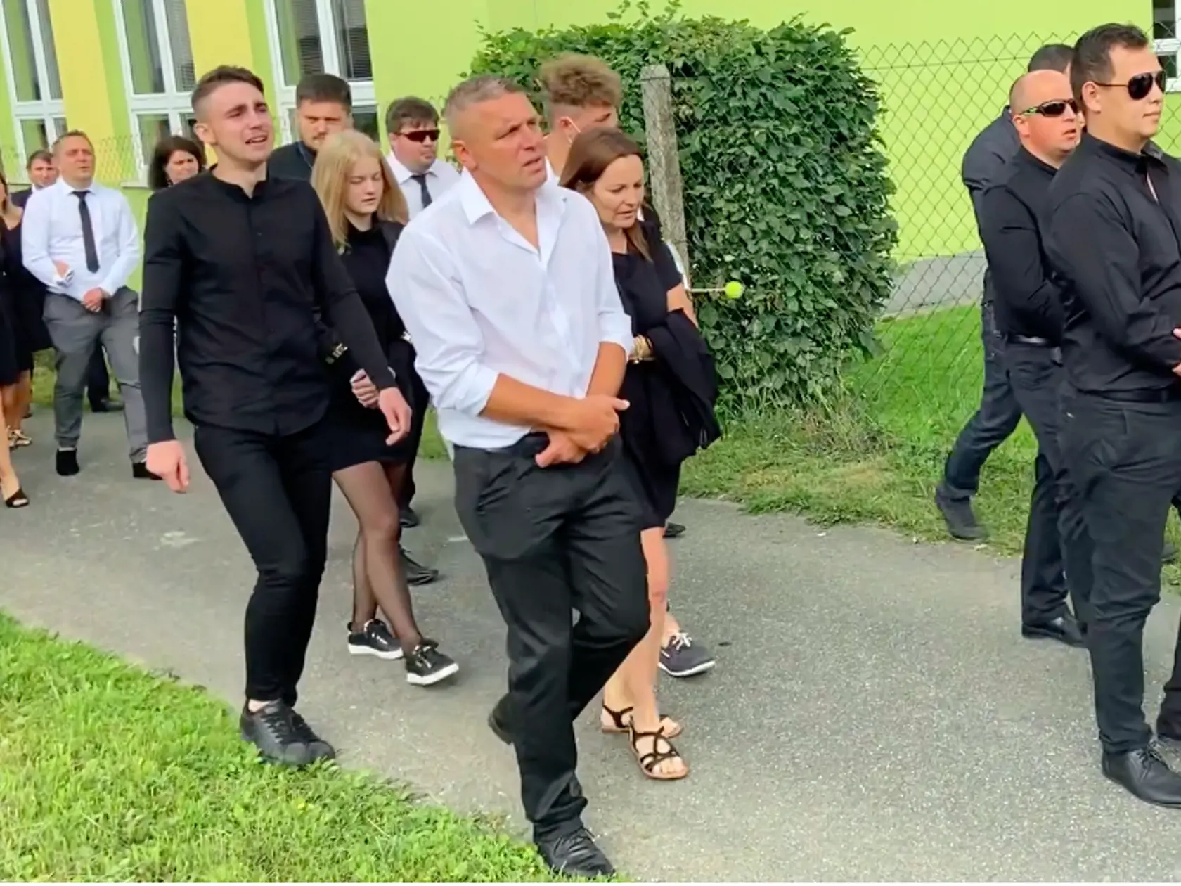 V bielej košeli kráčali v sprievode aj bratia nebohého - na fotke v popredí Ján, vzadu Michal, ktorý je zároveň aj starostom obce Čirč (okres Stará Ľubovňa).