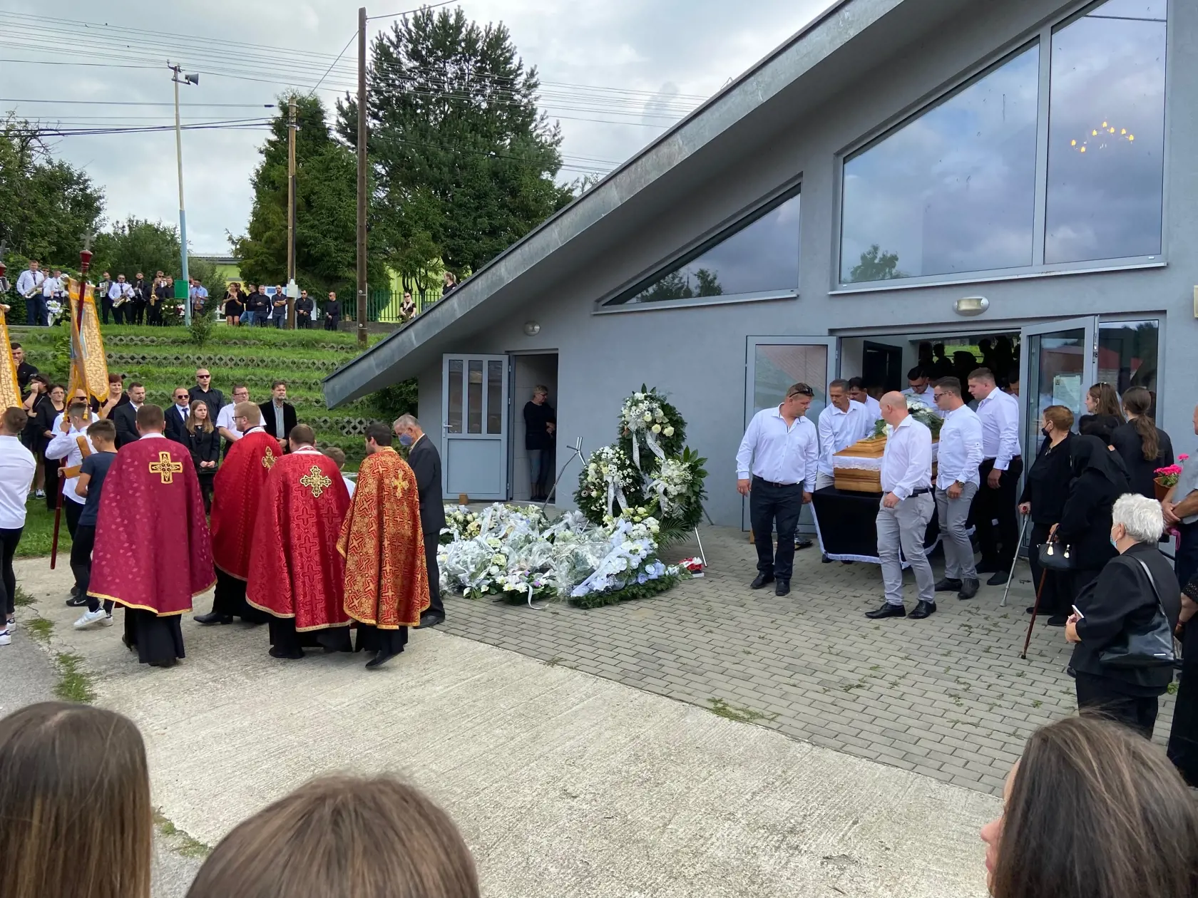 Z domu smútku truhlu zosnulého vyniesli jeho spoluhráči.