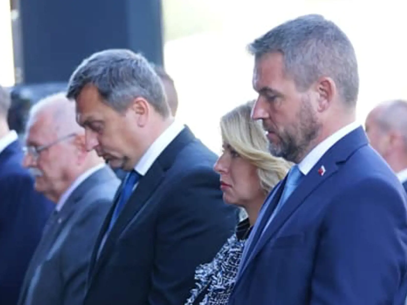 Slávnostnú omšu prežívali v prvom rade prezident Andrej Kiska, prezident Ivan Gašparovič, predseda NRSR Andrej Danko, prezidentka Zuzana Čaputová a premiér Peter Pellegrini.