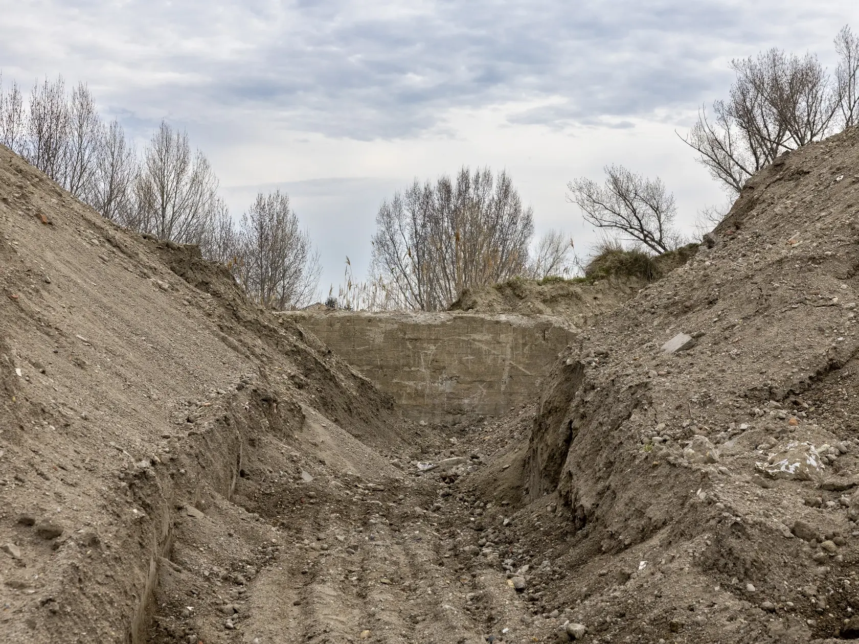 Obyvatelia Rovinky sú zúfali! Už dlhšiu dobu obec ťaží kauza skládky odpadu. Ľudia sa obávajú, že sa vzduchom šíri azbestový prach, ktorý ohrozuje zdravie všetkých ľudí.