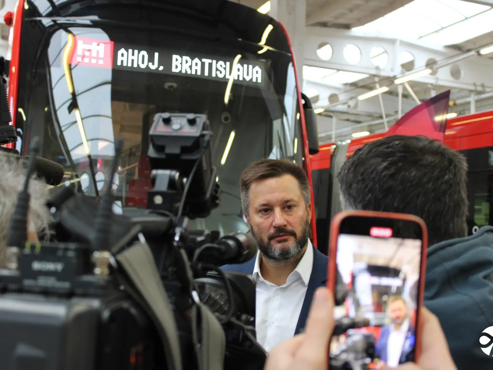 Do Bratislavy prichádzajú nové obojsmerné električky, ktoré sľubujú významné zlepšenie komfortu a efektívnosti pre cestujúcich.