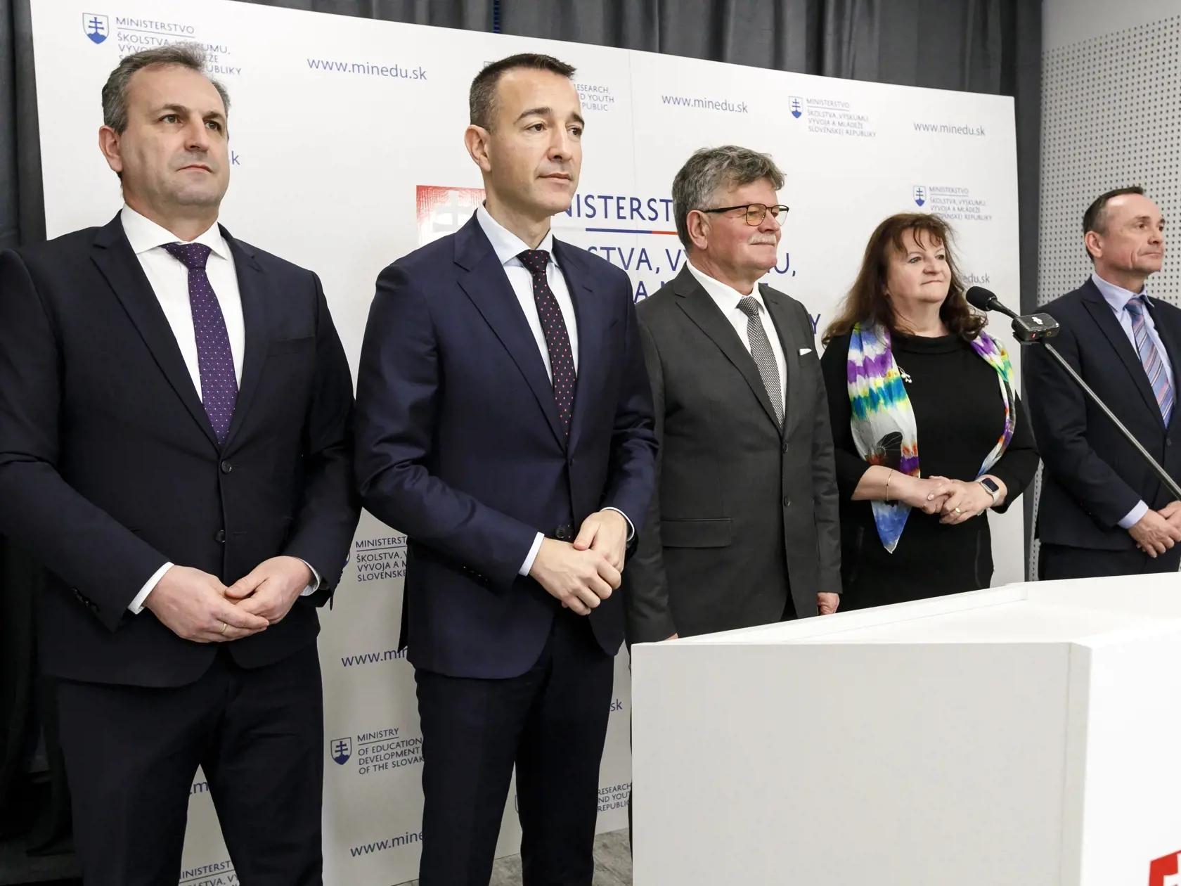 Na snímke zľava štátny tajomník Ministerstva školstva, vedy, výskumu a športu SR Slavomír Partila, minister školstva, výskumu, vývoja a mládeže SR Tomáš Drucker, predseda Odborového zväzu pracovníkov školstva a vedy na Slovensku Pavel Ondek, podpredsedníčka Odborového zväzu pracovníkov školstva a vedy na Slovensku a predsedníčka Združenia základného školstva Ingrid Gamčíková a podpredseda Odborového zväzu pracovníkov školstva a vedy na Slovensku a predseda Združenia stredného školstva Peter Danko počas tlačovej konferencie po rokovaní na Ministerstve školstva, výskumu, vývoja a mládeže SR v Bratislave 10. januára 2025. FOTO TASR - Dano Veselský
