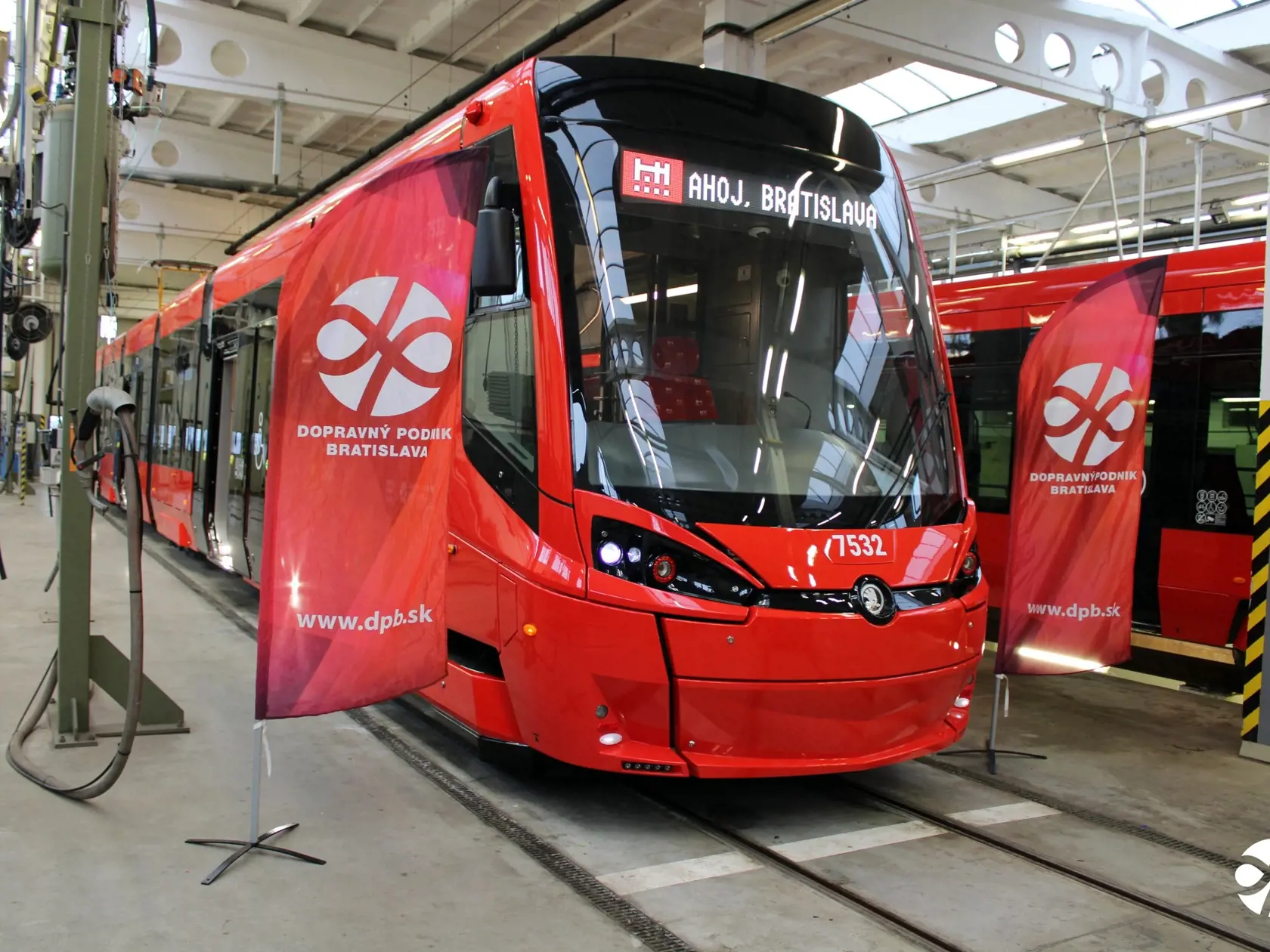 Dopravný podnik Bratislava (DPB) vstúpil do novej éry verejnej dopravy s príchodom prvých obojsmerných električiek. Tieto vozidlá, ktoré sú súčasťou masívnej obnovy vozidlového parku, sľubujú významné zlepšenie komfortu a efektívnosti pre cestujúcich.