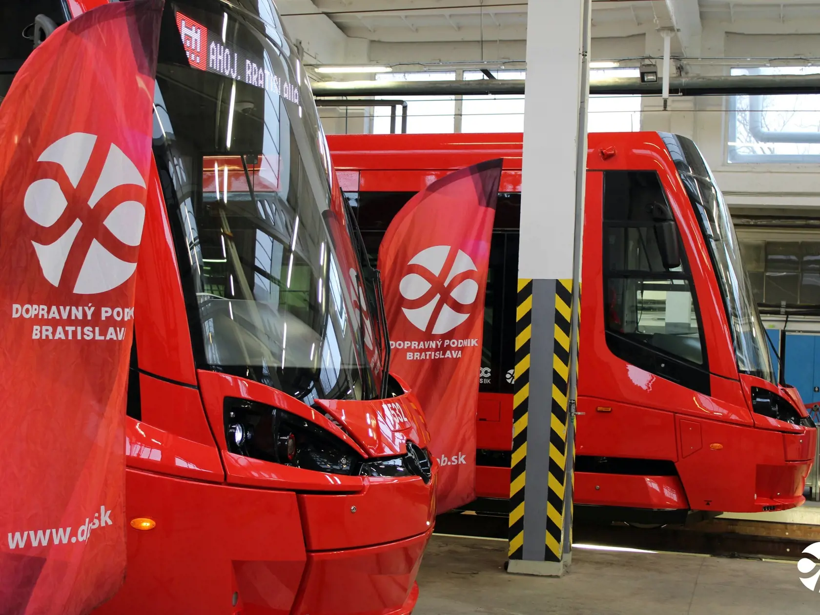 Po úspešnej implementácii vodíkových autobusov a hybridných trolejbusov je tento krok ďalším dôležitým krokom smerom k ekologickej verejnej doprave. Štátna tajomníčka ministerstva dopravy Denisa Žiláková vyjadruje radosť nad modernizáciou verejnej dopravy v meste a zdôrazňuje úsilie o vytvorenie rýchlej a ekologickej dopravy pre obyvateľov.