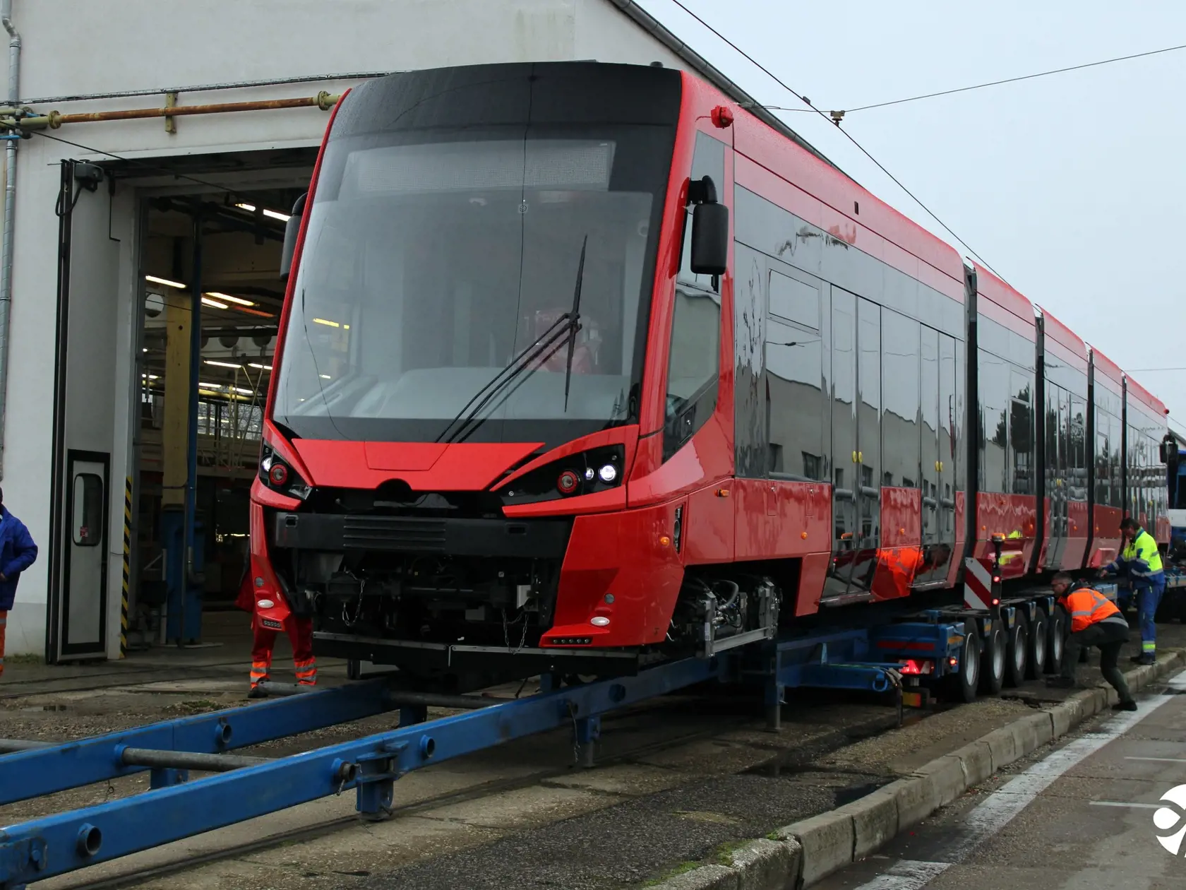 Dopravný podnik Bratislava (DPB) vstúpil do novej éry verejnej dopravy s príchodom prvých obojsmerných električiek. Tieto vozidlá, ktoré sú súčasťou masívnej obnovy vozidlového parku, sľubujú významné zlepšenie komfortu a efektívnosti pre cestujúcich.