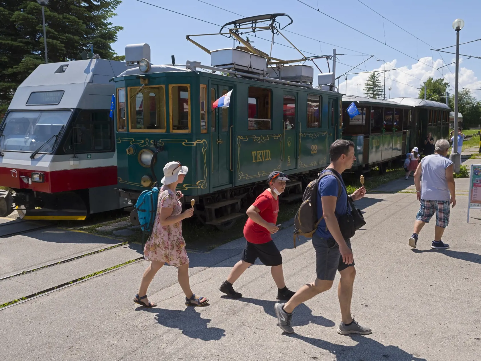 Vo Vysokých Tatrách počas tohto víkendu otvárajú letnú sezónu, pri tejto príležitosti pripravili v nedeľu aj slávnostnú jazdu historickou električkou Kométa. Návštevníci si počas sezóny môžu opäť vychutnávať aj jazdu v súprave Trojča. Tohtoročnou novinkou je možnosť zakúpenia si cestovných lístkov online. Na snímke Kométa na trati z Popradu do Starého Smokovca. Na snímke vpravo Kométa v stanici Tatranská Lomnica. Starý Smokovec, 20. júna 2021. FOTO TASR - Milan Kapusta 