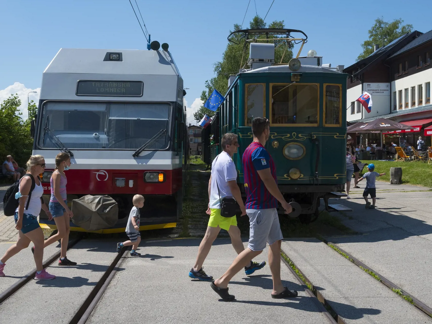 Vo Vysokých Tatrách počas tohto víkendu otvárajú letnú sezónu, pri tejto príležitosti pripravili v nedeľu aj slávnostnú jazdu historickou električkou Kométa. Návštevníci si počas sezóny môžu opäť vychutnávať aj jazdu v súprave Trojča. Tohtoročnou novinkou je možnosť zakúpenia si cestovných lístkov online. Na snímke Kométa na trati z Popradu do Starého Smokovca. Na snímke vpravo Kométa v stanici Tatranská Lomnica. Starý Smokovec, 20. júna 2021. FOTO TASR - Milan Kapusta 