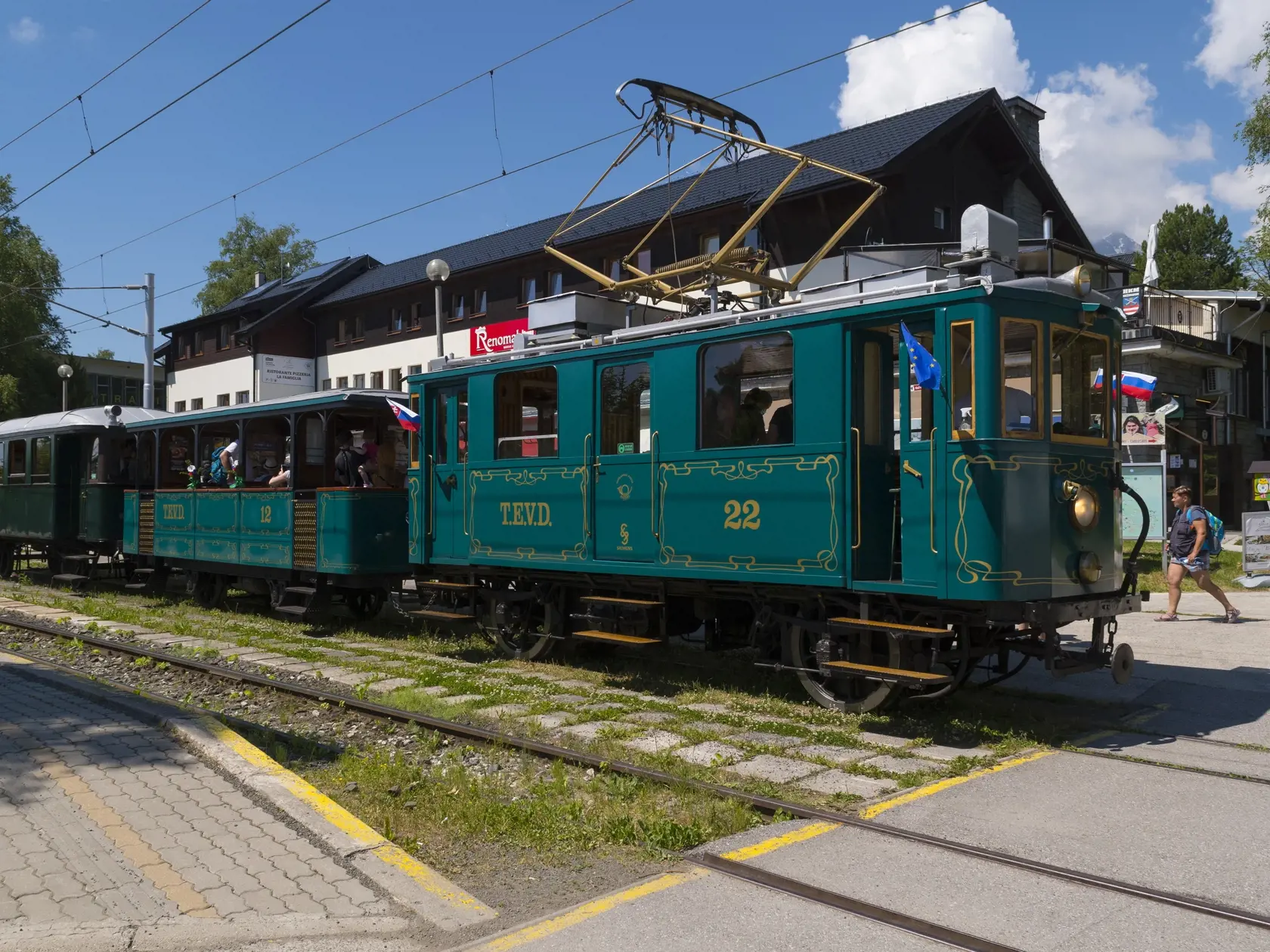 Vo Vysokých Tatrách počas tohto víkendu otvárajú letnú sezónu, pri tejto príležitosti pripravili v nedeľu aj slávnostnú jazdu historickou električkou Kométa. Návštevníci si počas sezóny môžu opäť vychutnávať aj jazdu v súprave Trojča. Tohtoročnou novinkou je možnosť zakúpenia si cestovných lístkov online. Na snímke Kométa na trati z Popradu do Starého Smokovca. Na snímke Kométa v stanici Tatranská Lomnica. Starý Smokovec, 20. júna 2021. FOTO TASR - Milan Kapusta 