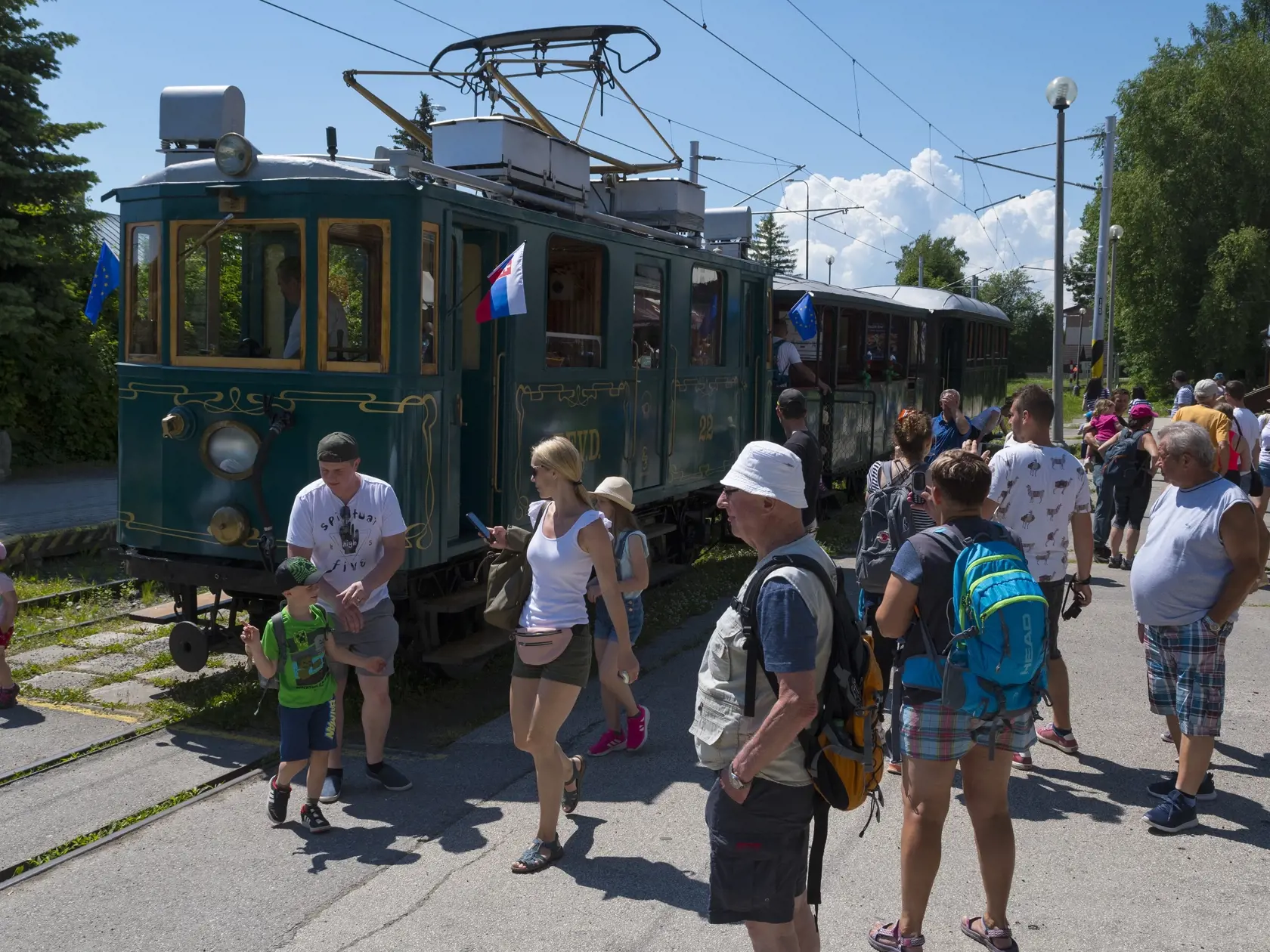 Vo Vysokých Tatrách počas tohto víkendu otvárajú letnú sezónu, pri tejto príležitosti pripravili v nedeľu aj slávnostnú jazdu historickou električkou Kométa. Návštevníci si počas sezóny môžu opäť vychutnávať aj jazdu v súprave Trojča. Tohtoročnou novinkou je možnosť zakúpenia si cestovných lístkov online. Na snímke Kométa na trati z Popradu do Starého Smokovca. Na snímke Kométa v stanici Tatranská Lomnica. Starý Smokovec, 20. júna 2021. FOTO TASR - Milan Kapusta 
