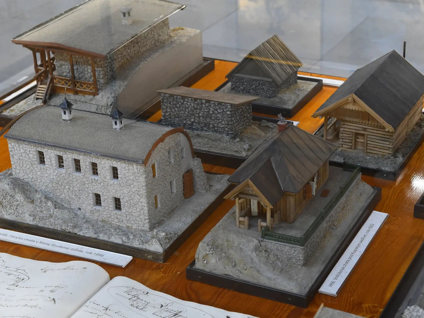 Múzeum TANAP-u pri Štátnych lesoch (ŠL) TANAP-u v Tatranskej Lomnici približuje návštevníkom Tatry z pohľadu geológie, fauny a flóry, počiatkov turizmu, horskej služby, etnografie a ďalších súvislostí s daným územím. Na snímke makety tatranských chát. Tatranská Lomnica, 18. mája 2021. FOTO TASR -  Milan Kapusta  