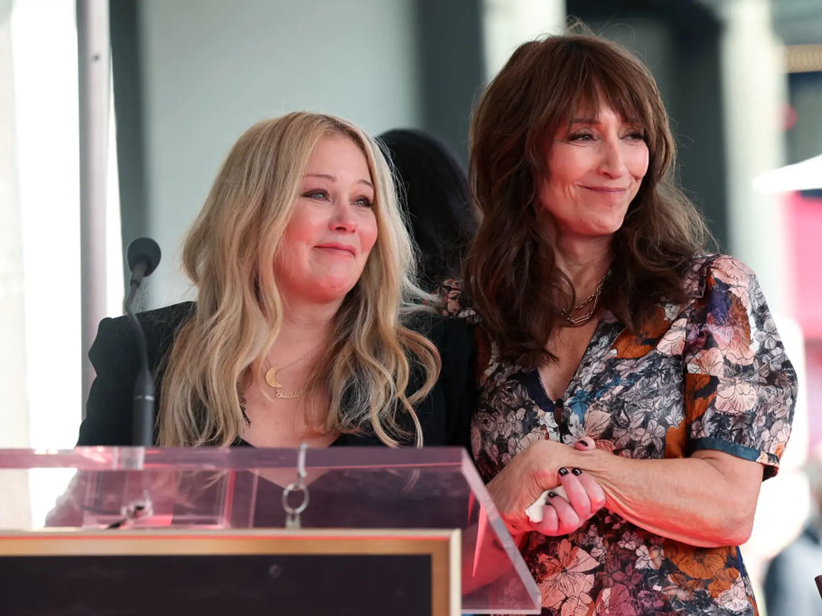 Katey Sagal (vpravo) vyzerá na svoj vek skvelo: Na fotke s herečkou a kolegyňou Christinou Applegate.