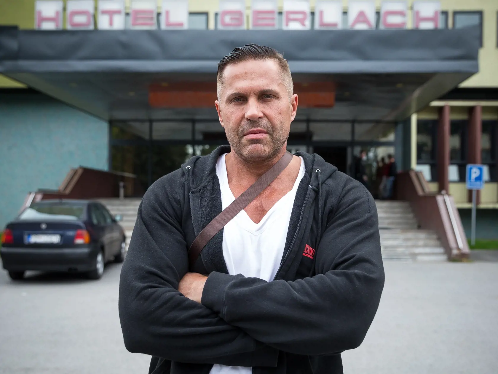Milan Reichel pred hotelom, ktorý mu v minulosti patril.