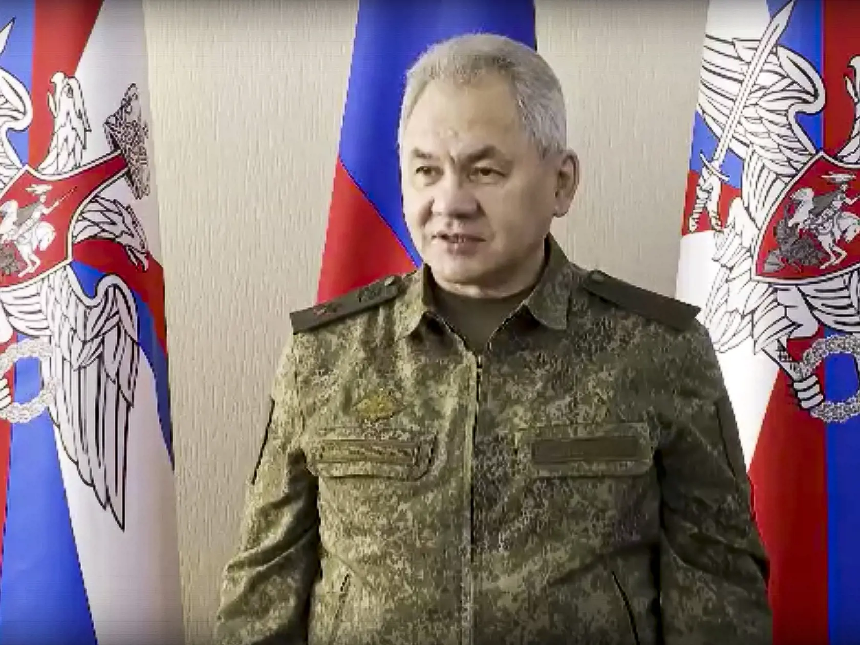 Na videosnímke ruský minister obrany Sergej Šojgu počas prehliadky ruských jednotiek na neznámom mieste na Ukrajine. Ruský minister obrany Sergej Šojgu navštívil ruské vojenské veliteľstvo na Ukrajine, uviedol v utorok rezort obrany v Moskve.