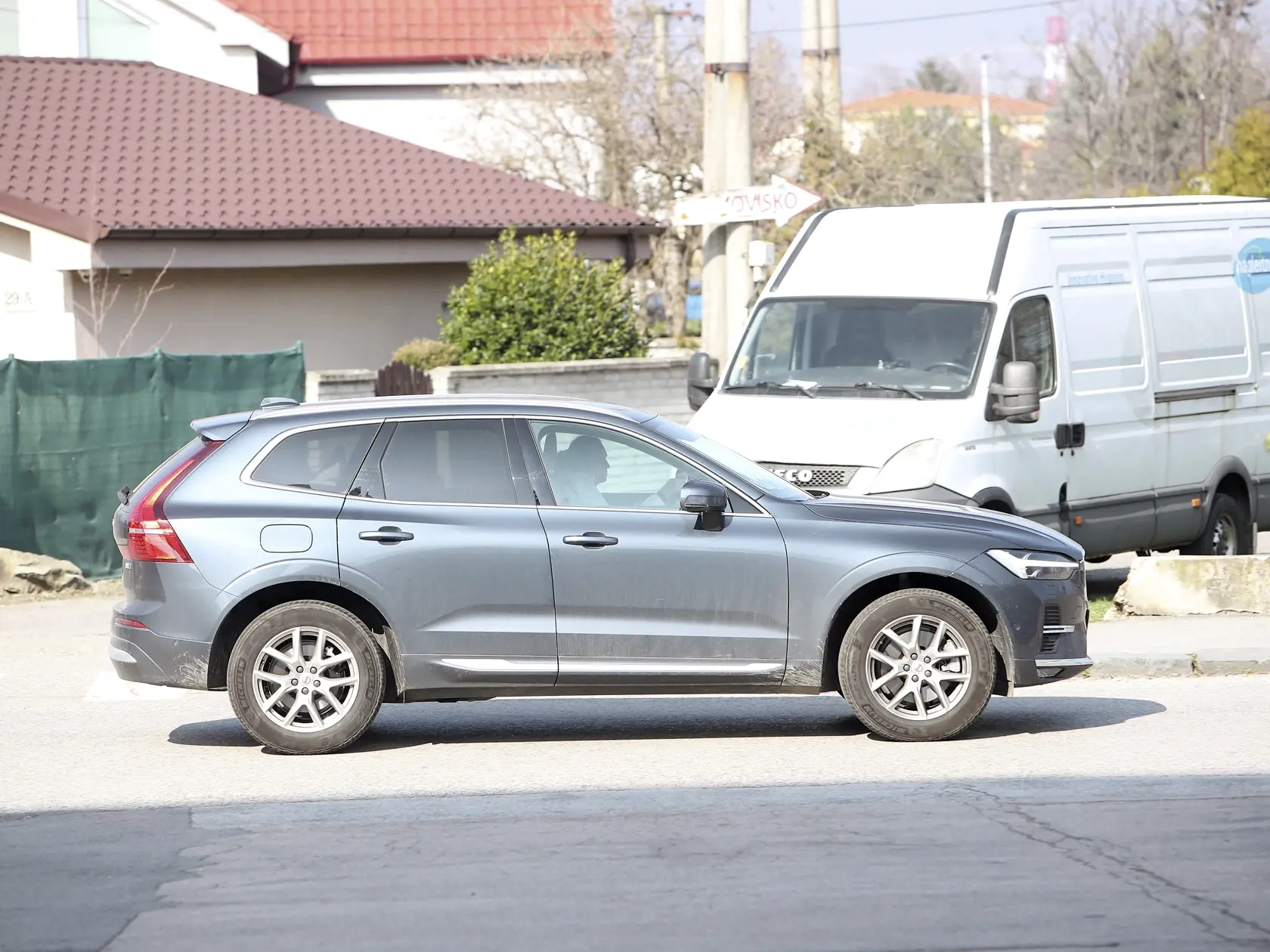 od 54 640 eur
Jazdí na novom. Teraz má Volvo XC 60, kde výrobca ponúka krištáľovú páku, jemnú kožu a originálne drevené obloženie.