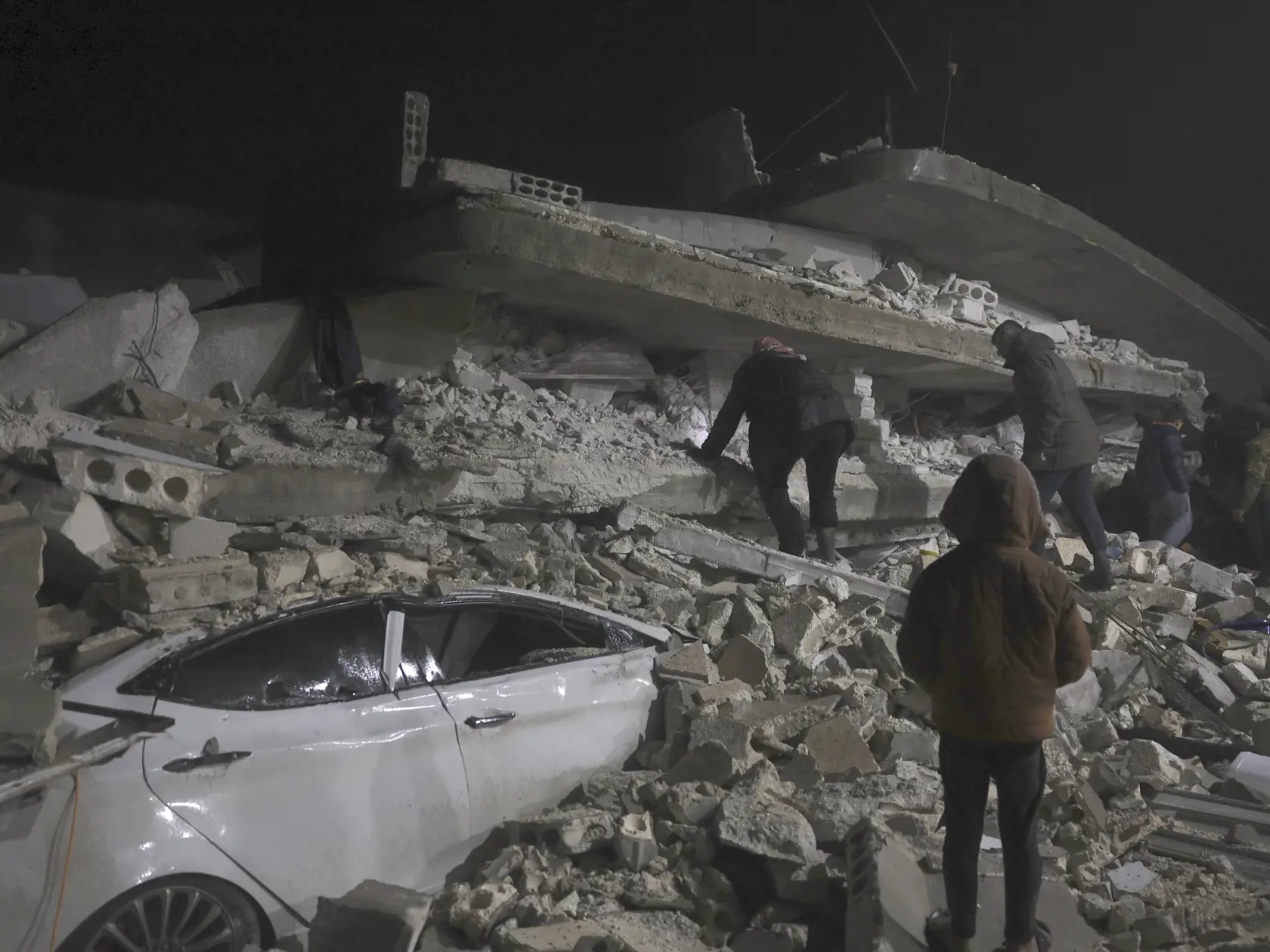 WA 12 Azmarin - Miestny obyvateľ prehľadáva trosky budovy, ktorá sa zrútila v meste Azmarin v provincii Idlib na severe Sýrie v pondelok 6. februára 2023.