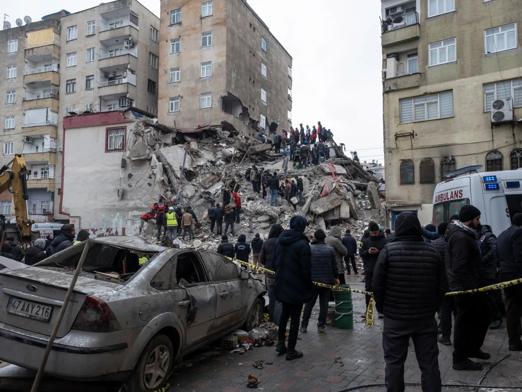 Pri zemetrasení s magnitúdou 7,8 padali v Turecku celé budovy, na snímkach záchranné zložky hľadajú obete a preživších 6. februára 2023.