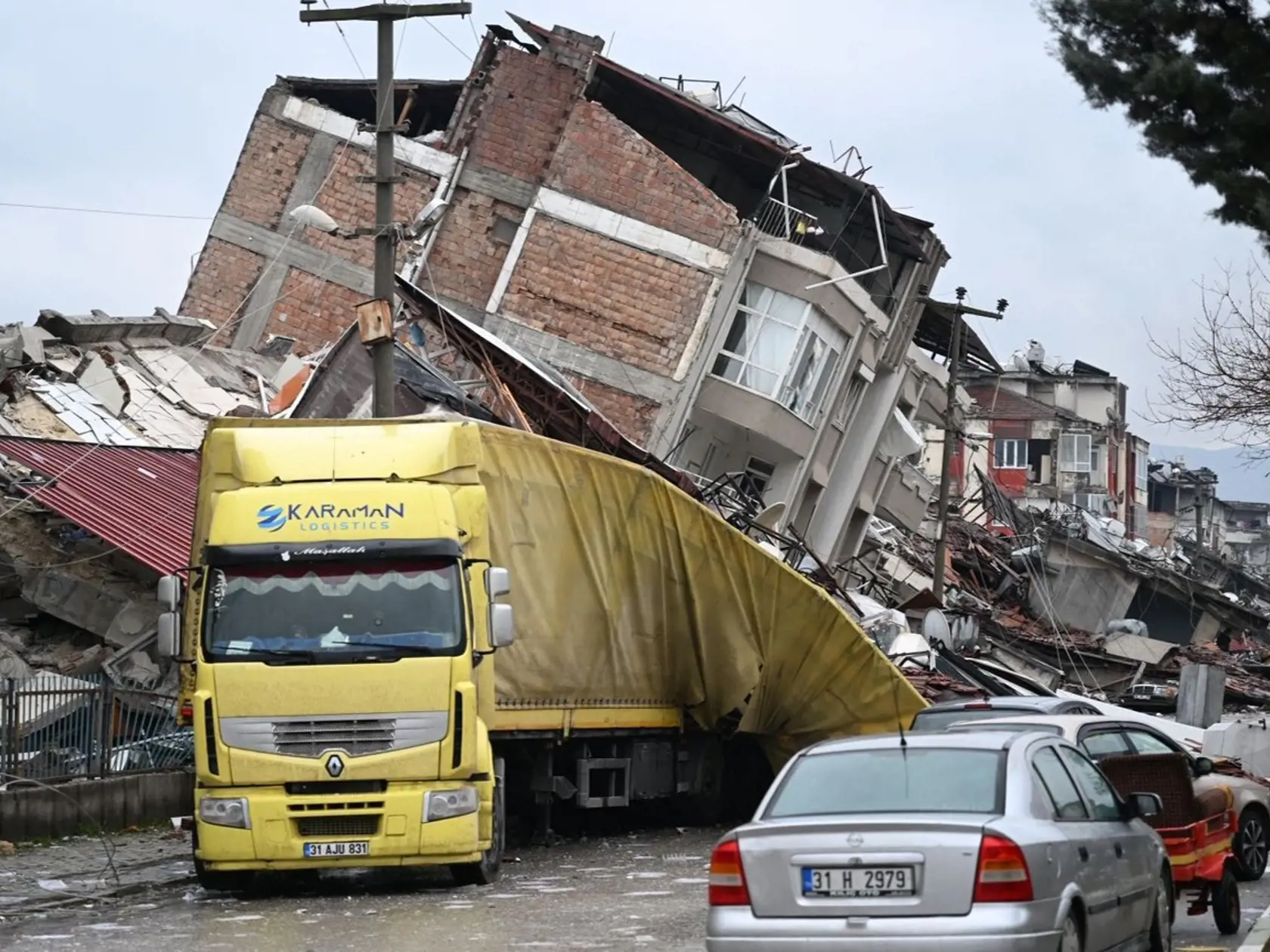 Oblasť na juhovýchode Turecka neďaleko hraníc so Sýriou zasiahlo v noci na pondelok zemetrasenie s magnitúdou 7,8, ktoré si vyžiadalo najmenej 1200 obetí na životoch.