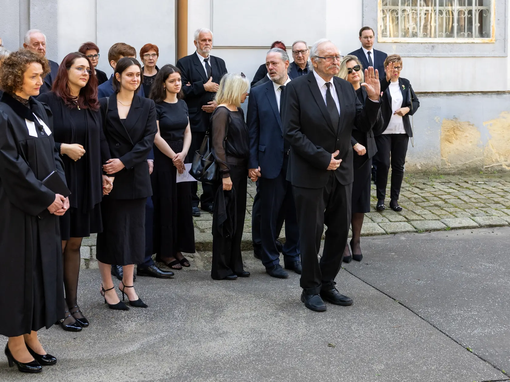 Rozlúčka s Danielou Kovárovou, manželkou herca Františka Kovára. V popredí František Kovár.