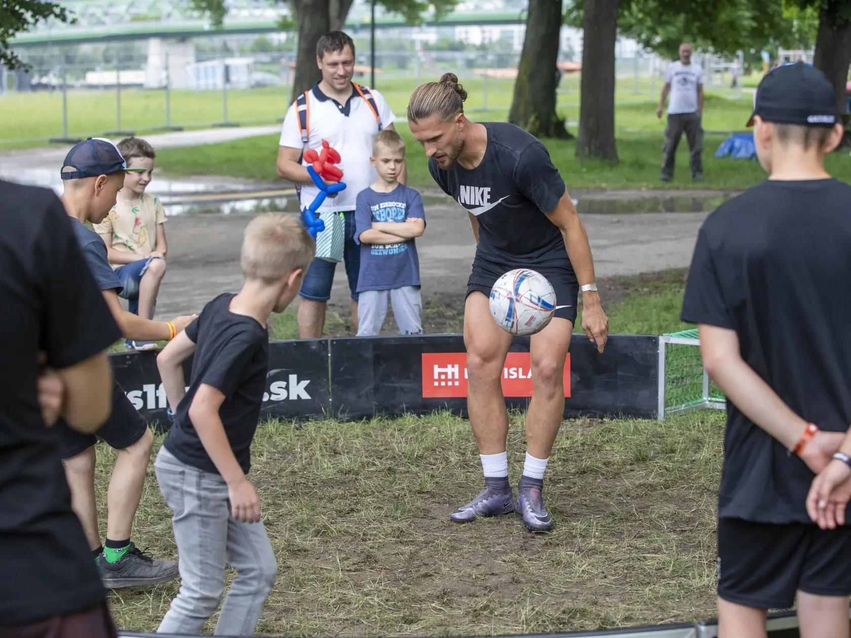 One Way Fest spoločenstva Milosť. Futbalista Erik Čikoš si s deťmi zahral aj futbal.