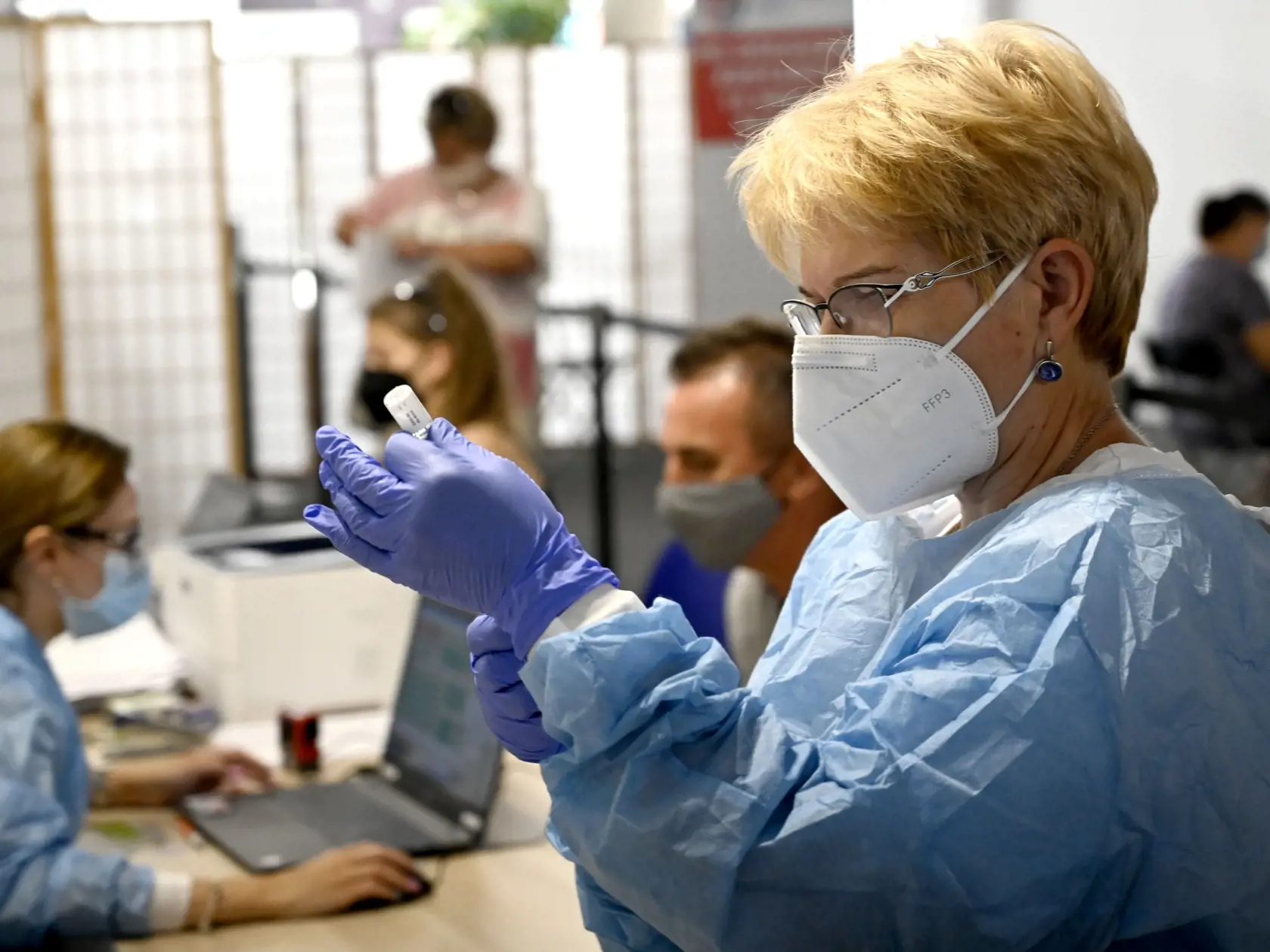 Návrat zo zahraničia na Slovensko môže byť komplikovanejší, ako by sme čakali. Plne zaočkovaná osoba sa pri vstupe do krajiny musí registrovať do online formulára eHranica a ak priletela zo zelenej krajiny, nemusí podstúpiť domácu karanténu.